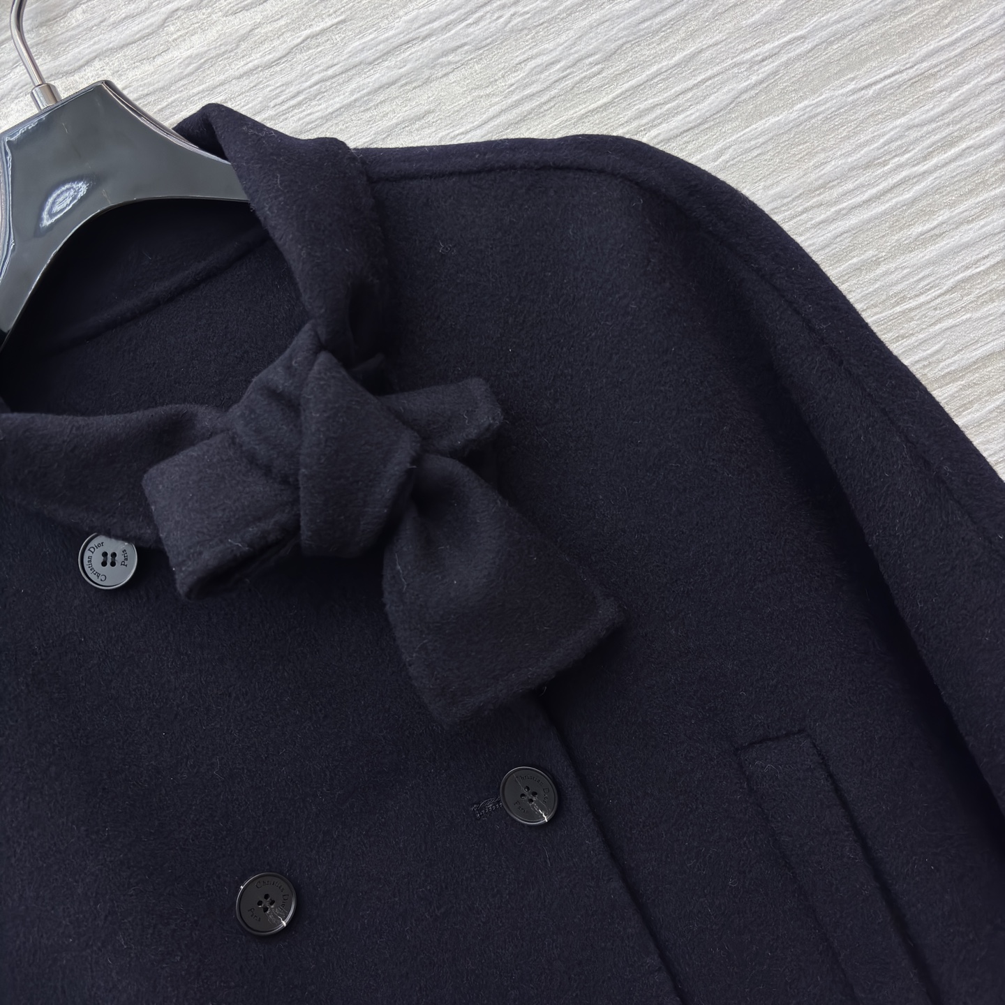 D家25秋冬 藏蓝色短款毛呢外套 领口飘带设计是点睛之笔 打破沉闷 双排扣与利落剪裁 复古又摩登 无论是