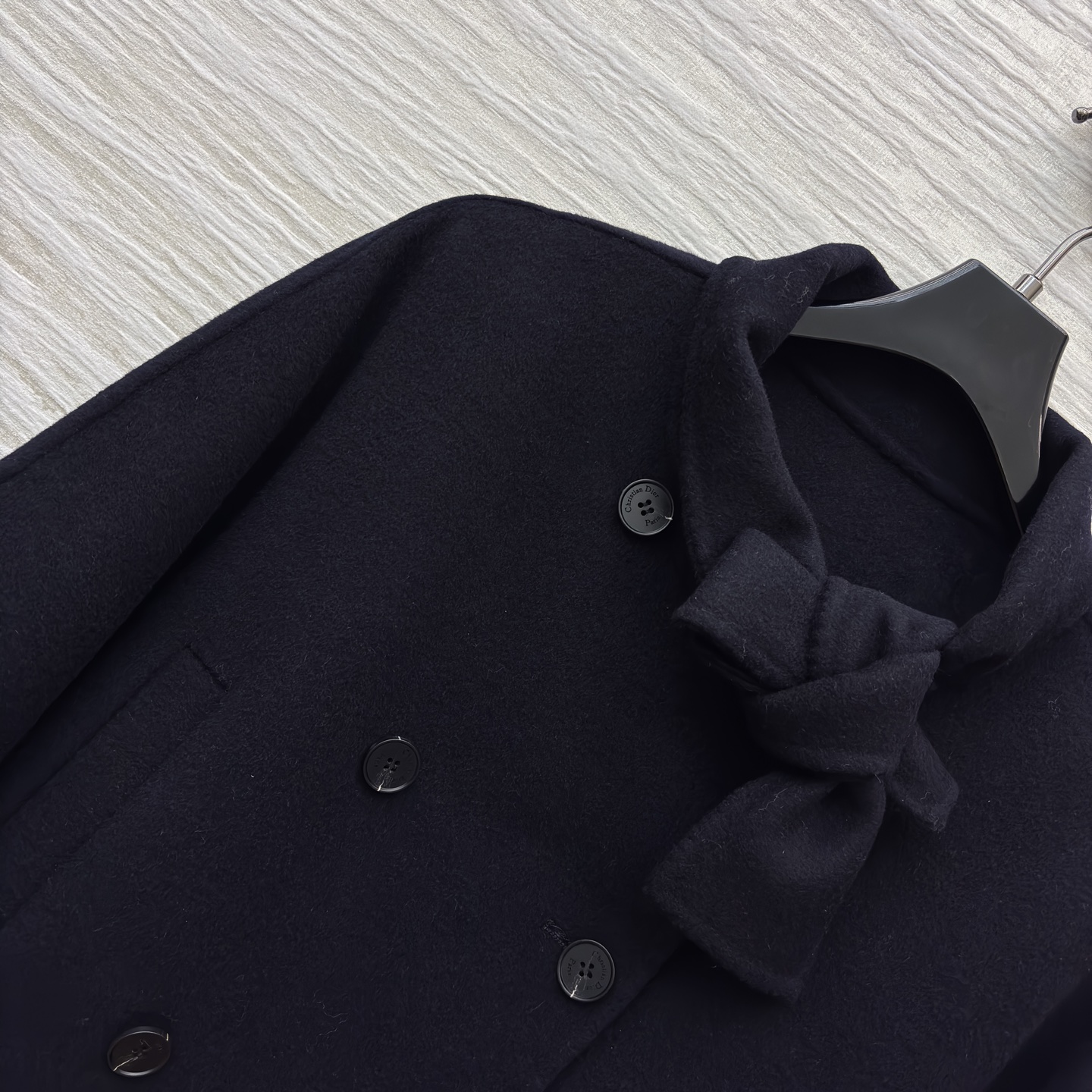 D家25秋冬 藏蓝色短款毛呢外套 领口飘带设计是点睛之笔 打破沉闷 双排扣与利落剪裁 复古又摩登 无论是