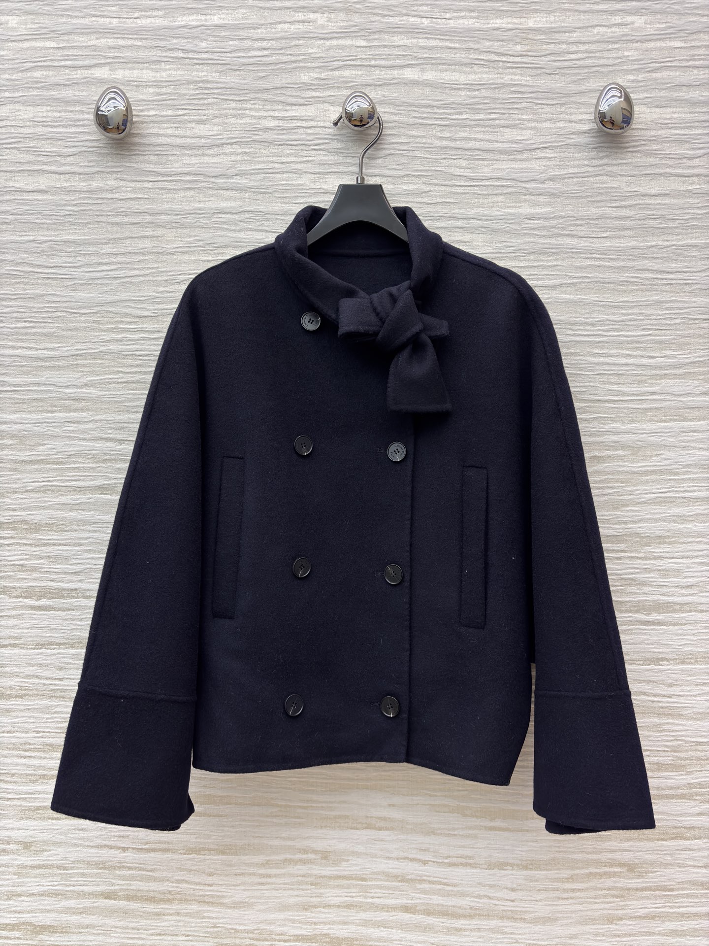 D家25秋冬 藏蓝色短款毛呢外套 领口飘带设计是点睛之笔 打破沉闷 双排扣与利落剪裁 复古又摩登 无论是
