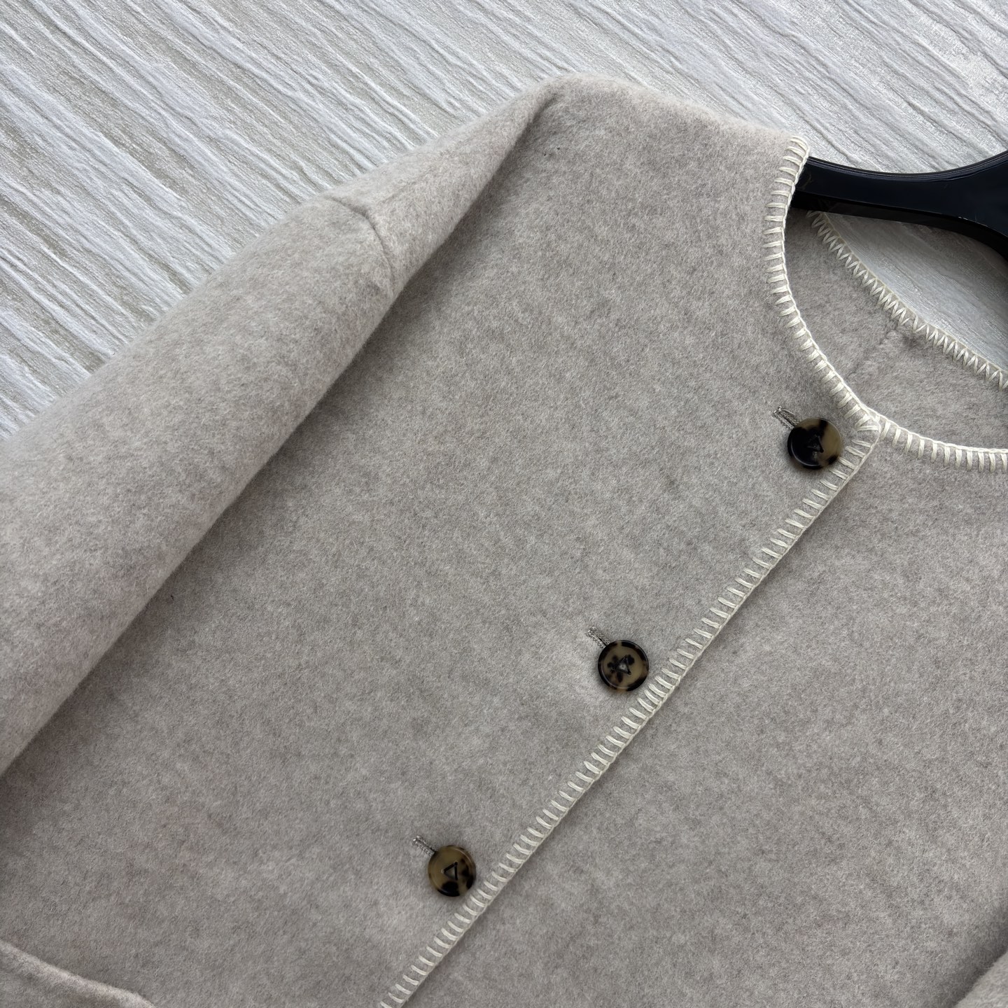 D家25秋浅米色长款羊毛呢外套 秋冬的温柔序曲 圆领设计简约大气 复古纽扣与明线细节尽显质感 大口袋又添