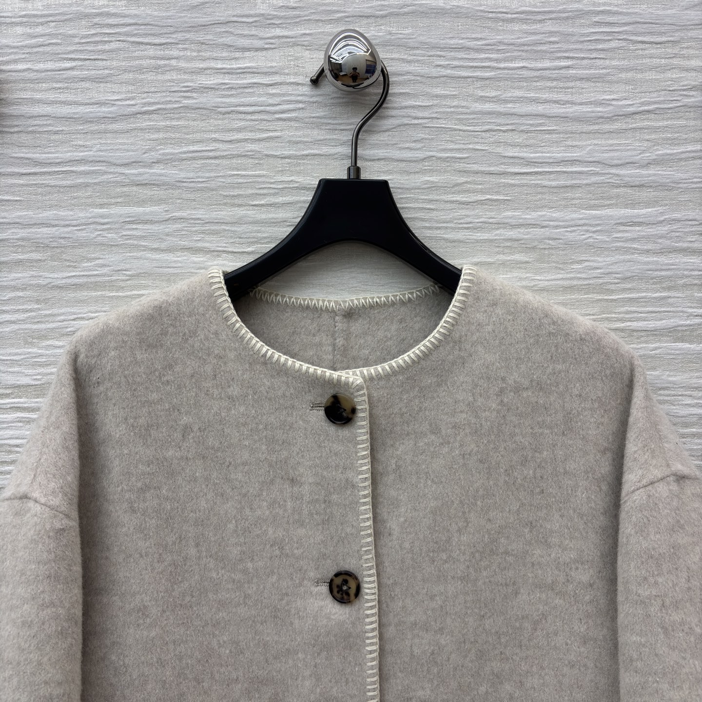 D家25秋浅米色长款羊毛呢外套 秋冬的温柔序曲 圆领设计简约大气 复古纽扣与明线细节尽显质感 大口袋又添