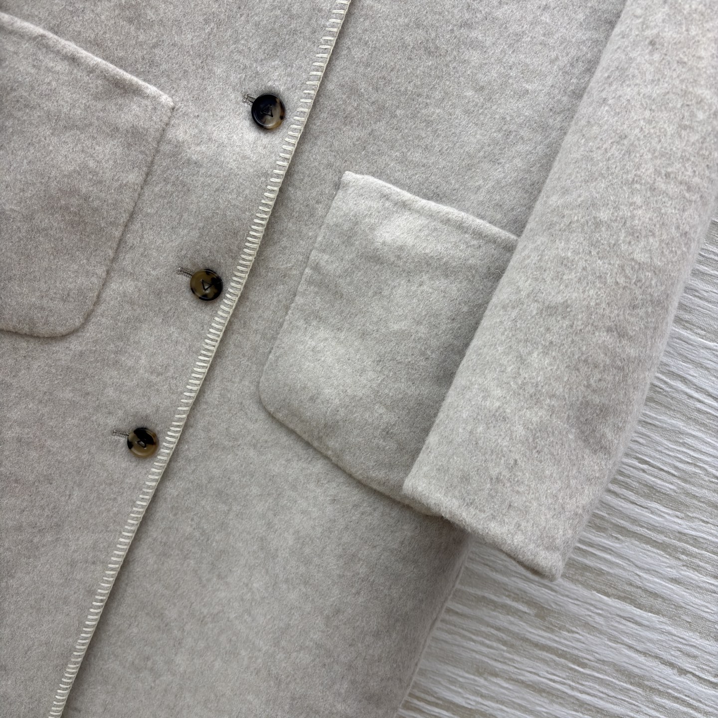 D家25秋浅米色长款羊毛呢外套 秋冬的温柔序曲 圆领设计简约大气 复古纽扣与明线细节尽显质感 大口袋又添