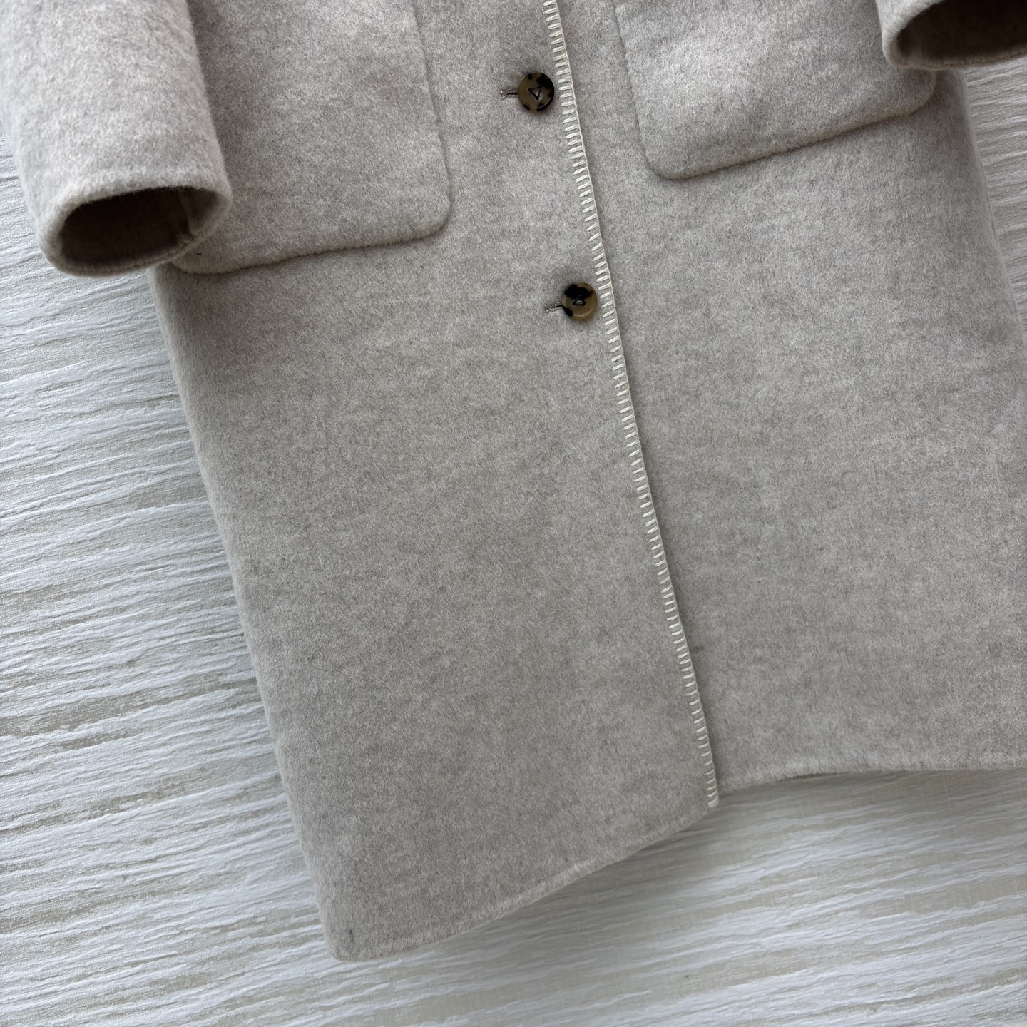 D家25秋浅米色长款羊毛呢外套 秋冬的温柔序曲 圆领设计简约大气 复古纽扣与明线细节尽显质感 大口袋又添