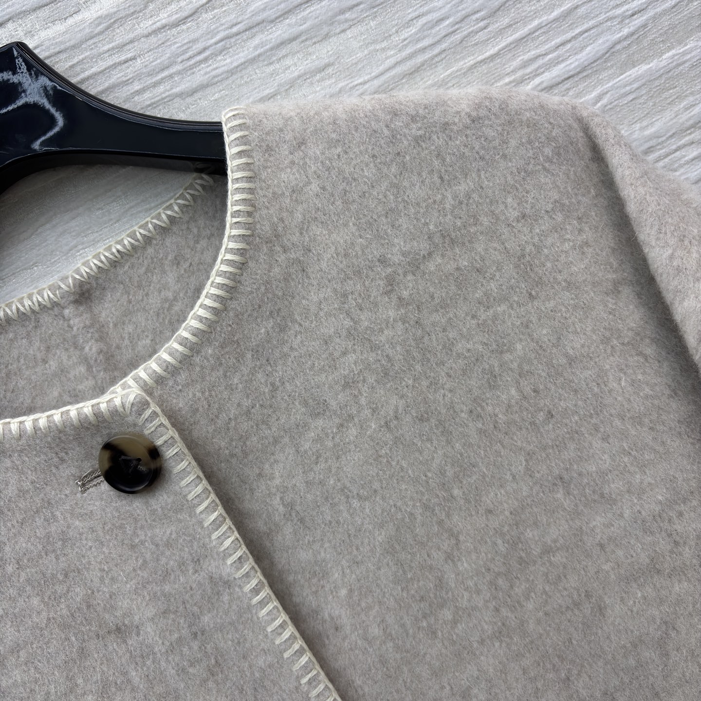 D家25秋浅米色长款羊毛呢外套 秋冬的温柔序曲 圆领设计简约大气 复古纽扣与明线细节尽显质感 大口袋又添