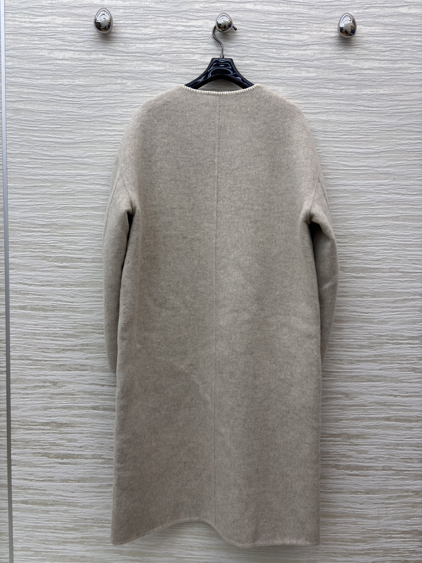 D家25秋浅米色长款羊毛呢外套 秋冬的温柔序曲 圆领设计简约大气 复古纽扣与明线细节尽显质感 大口袋又添