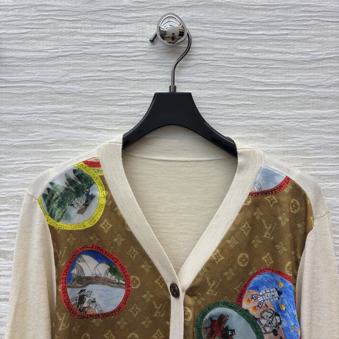 L家 25秋冬新款 卡通邮票老花拼接针织系列 短袖T恤 +V领长袖开衫 经典老花提花卡通邮票图案拼接针织