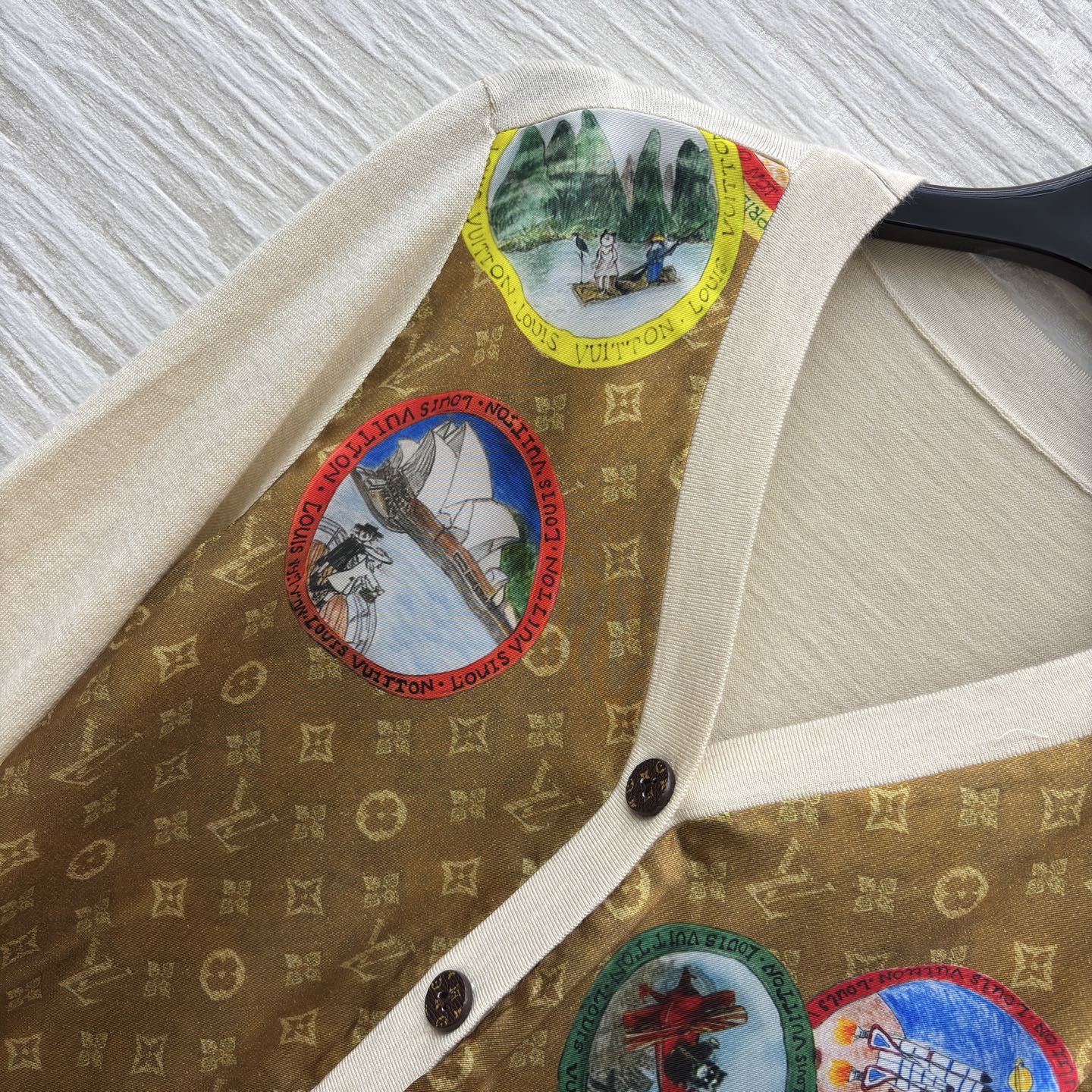 L家 25秋冬新款 卡通邮票老花拼接针织系列 短袖T恤 +V领长袖开衫 经典老花提花卡通邮票图案拼接针织