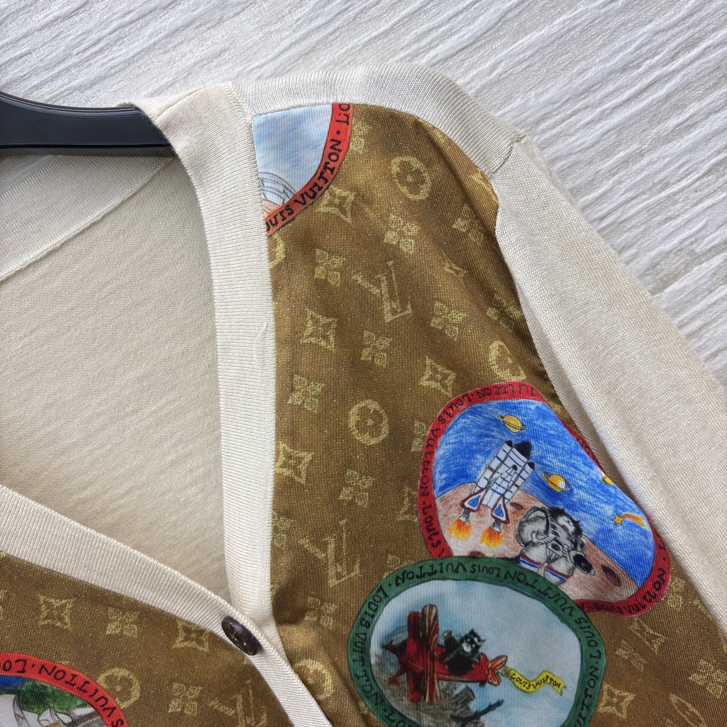 L家 25秋冬新款 卡通邮票老花拼接针织系列 短袖T恤 +V领长袖开衫 经典老花提花卡通邮票图案拼接针织