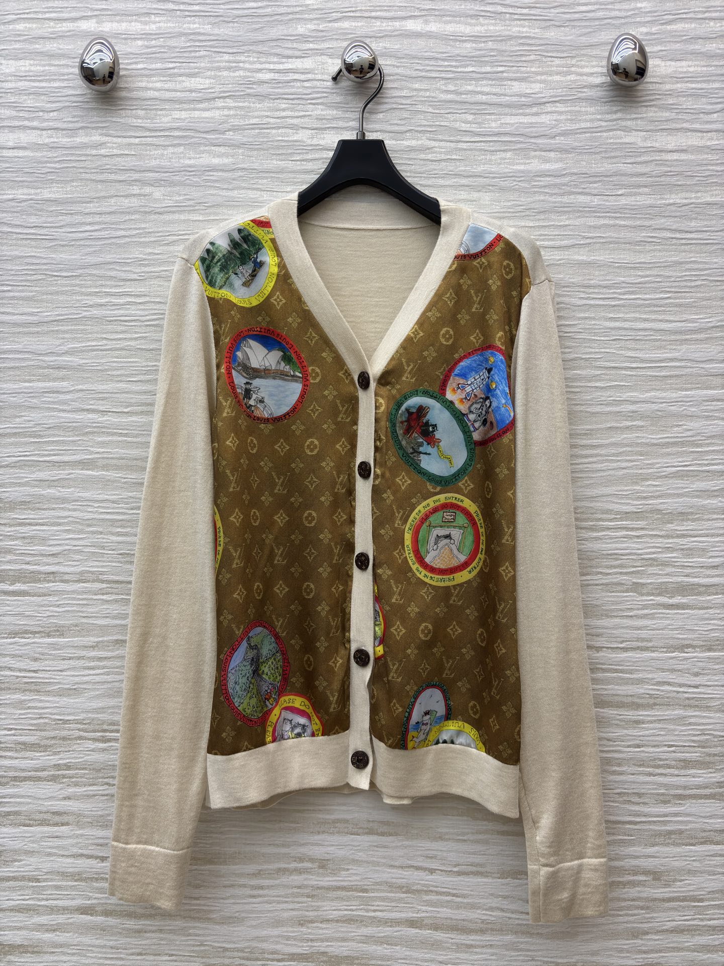 L家 25秋冬新款 卡通邮票老花拼接针织系列 短袖T恤 +V领长袖开衫 经典老花提花卡通邮票图案拼接针织