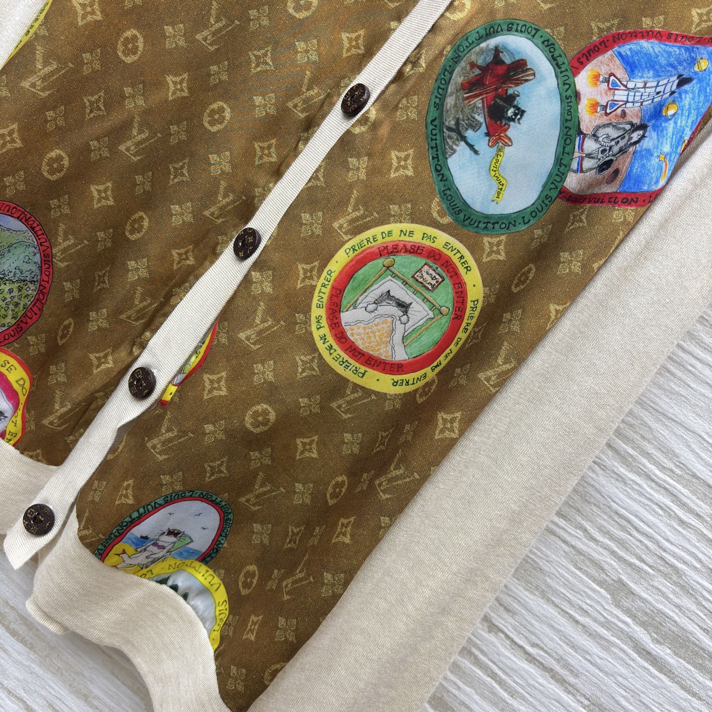 L家 25秋冬新款 卡通邮票老花拼接针织系列 短袖T恤 +V领长袖开衫 经典老花提花卡通邮票图案拼接针织