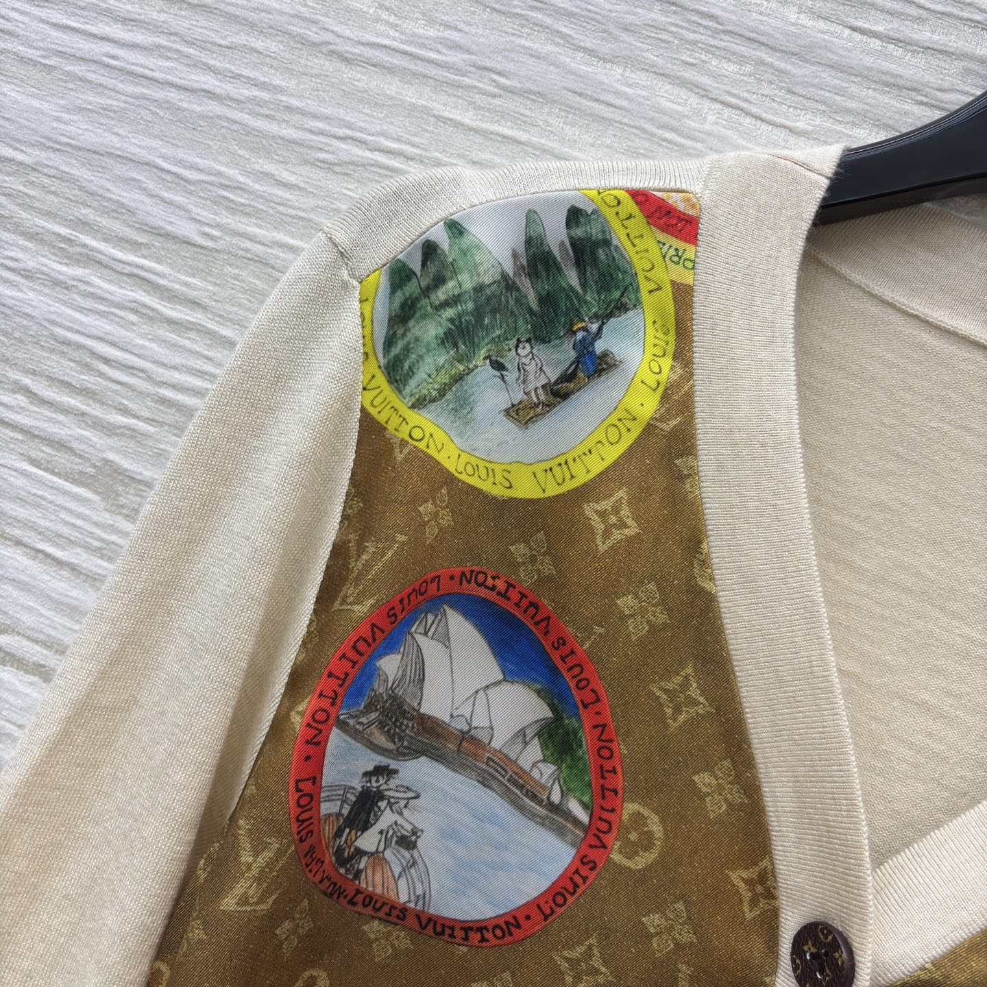 L家 25秋冬新款 卡通邮票老花拼接针织系列 短袖T恤 +V领长袖开衫 经典老花提花卡通邮票图案拼接针织