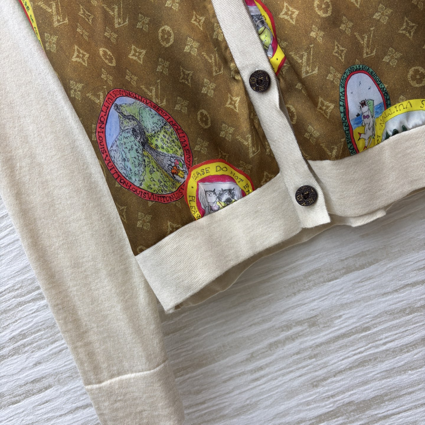 L家 25秋冬新款 卡通邮票老花拼接针织系列 短袖T恤 +V领长袖开衫 经典老花提花卡通邮票图案拼接针织