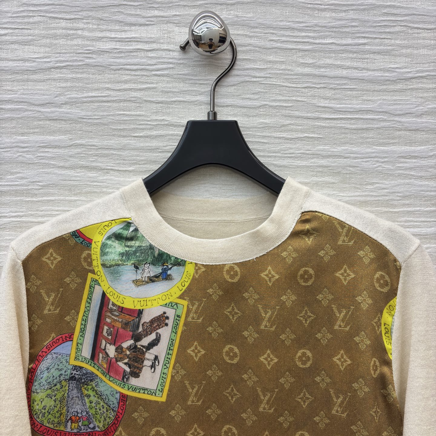 L家 25秋冬新款 卡通邮票老花拼接针织系列 短袖T恤 +V领长袖开衫 经典老花提花卡通邮票图案拼接针织