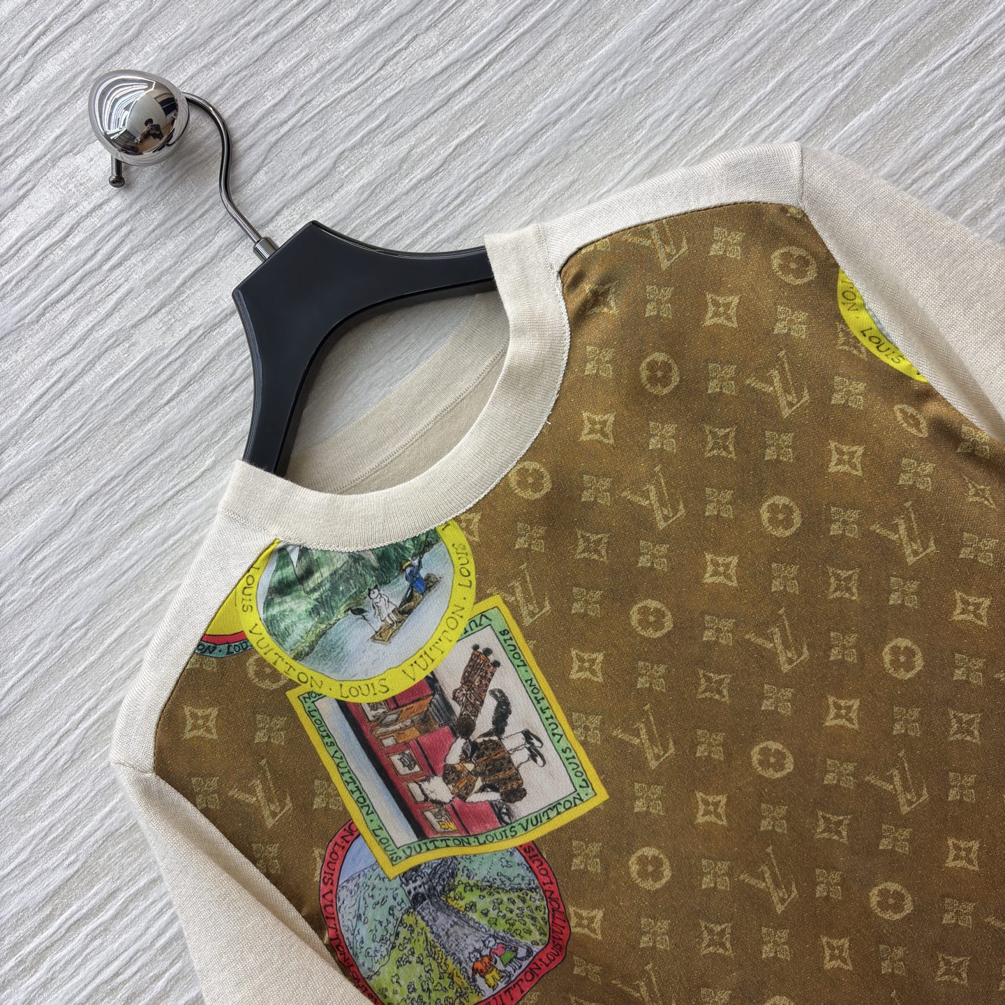 L家 25秋冬新款 卡通邮票老花拼接针织系列 短袖T恤 +V领长袖开衫 经典老花提花卡通邮票图案拼接针织