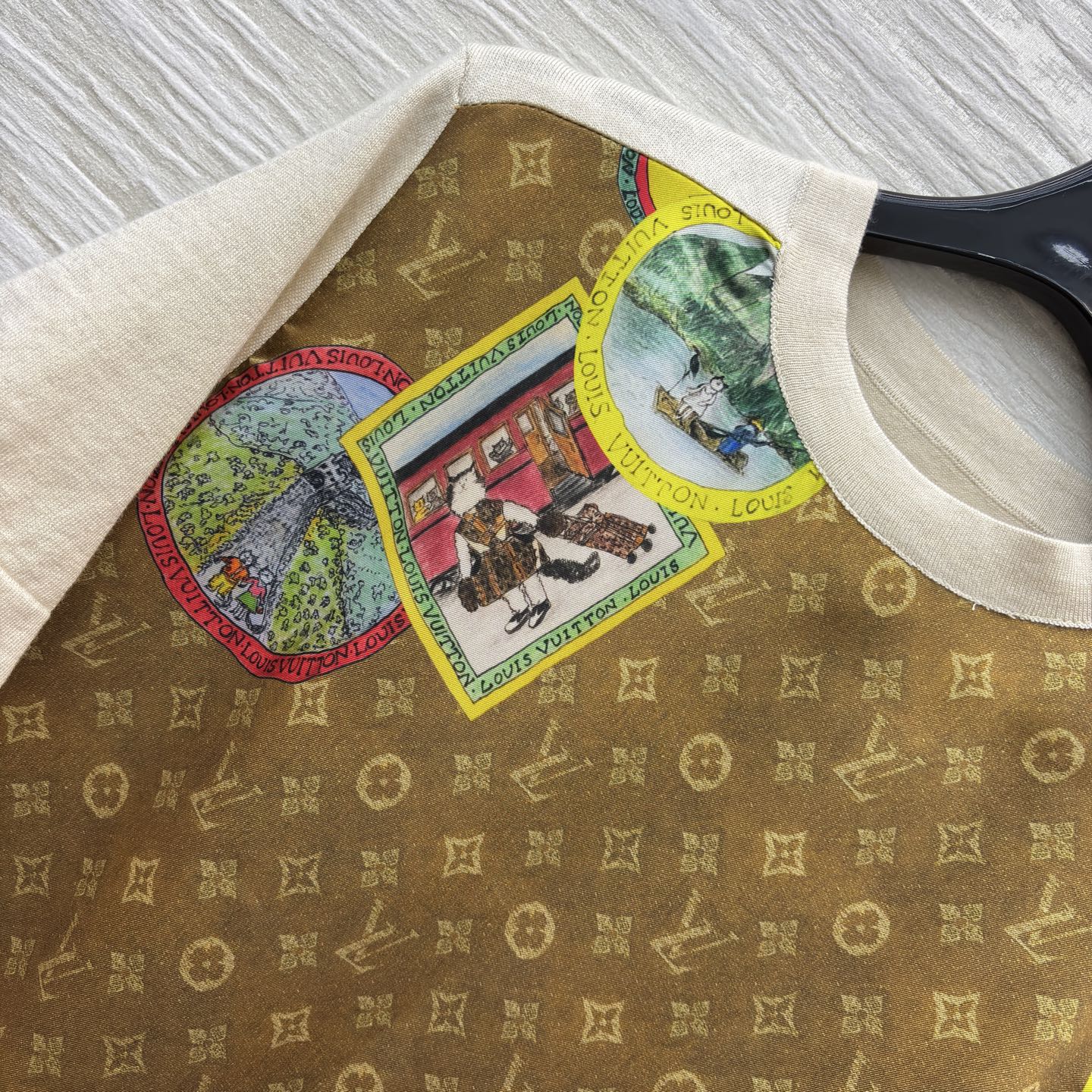 L家 25秋冬新款 卡通邮票老花拼接针织系列 短袖T恤 +V领长袖开衫 经典老花提花卡通邮票图案拼接针织