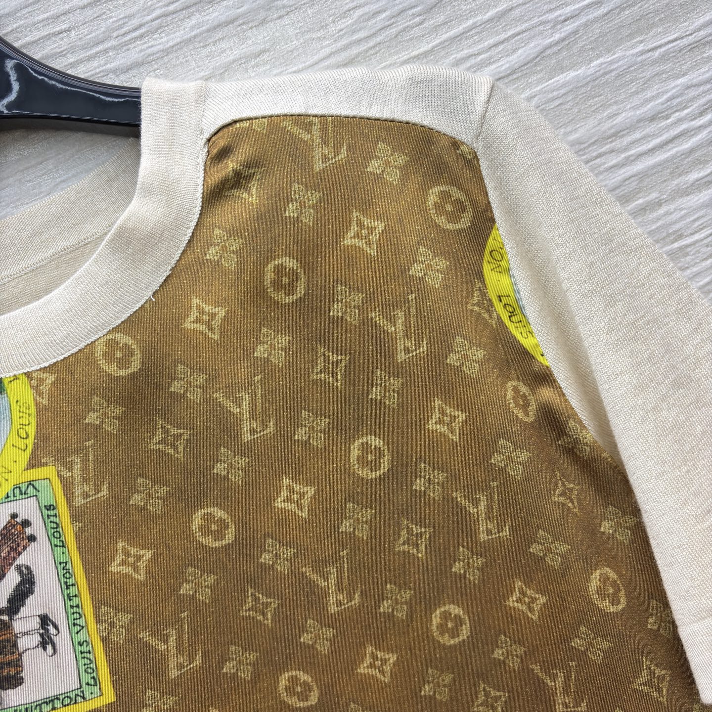 L家 25秋冬新款 卡通邮票老花拼接针织系列 短袖T恤 +V领长袖开衫 经典老花提花卡通邮票图案拼接针织