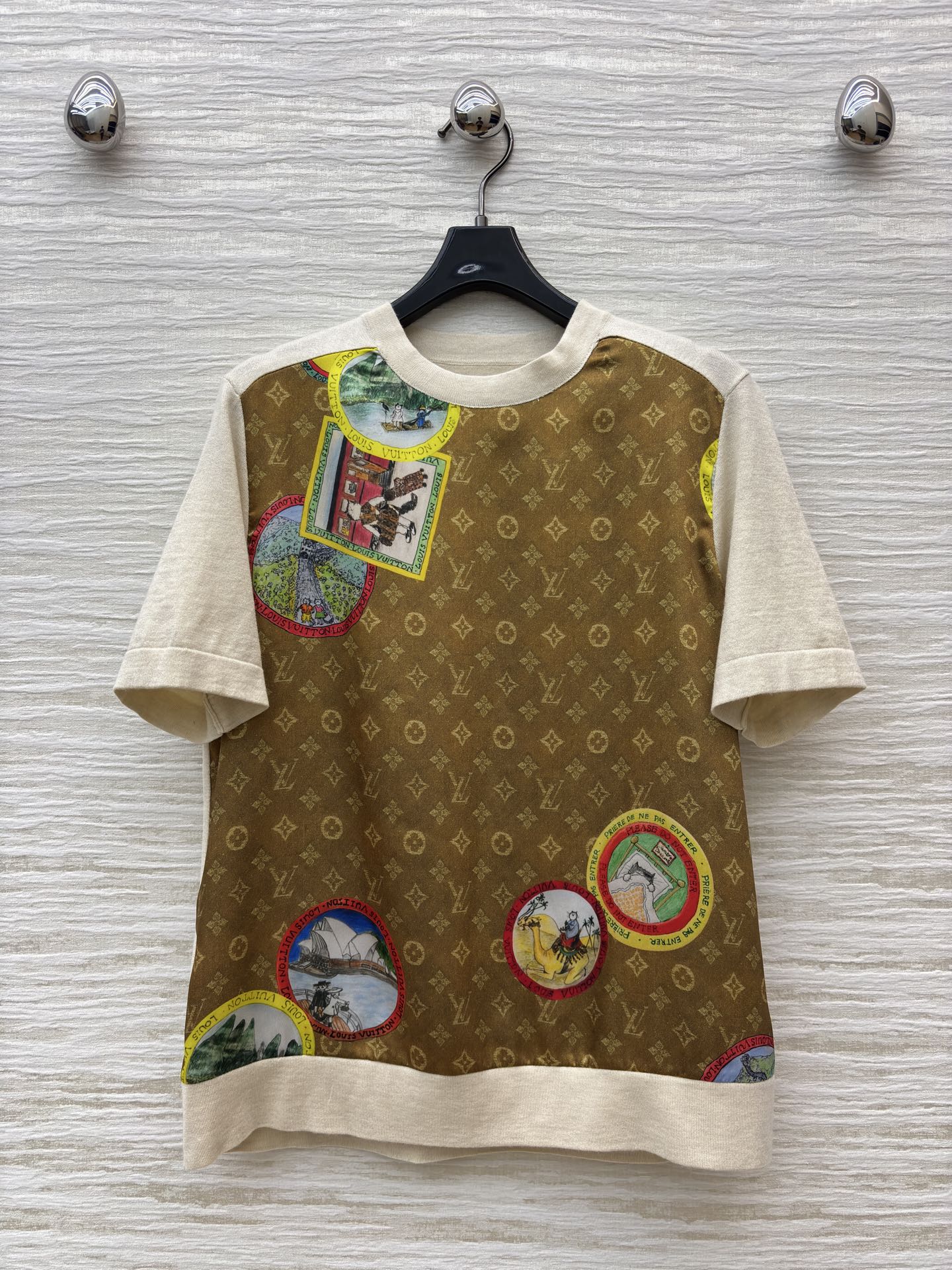 L家 25秋冬新款 卡通邮票老花拼接针织系列 短袖T恤 +V领长袖开衫 经典老花提花卡通邮票图案拼接针织