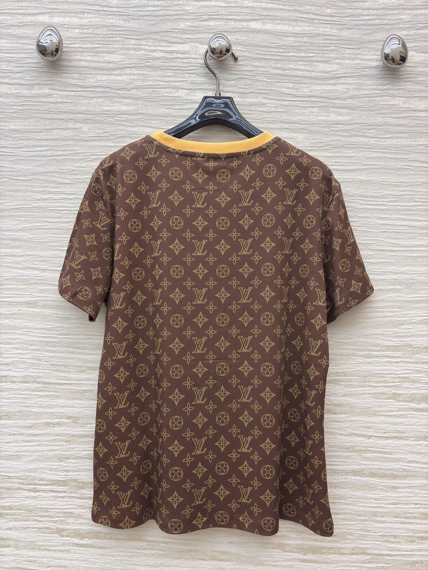 L家 25秋冬新款 卡通邮票老花短袖T恤 定制卡通邮票图案印花暗纹老花纯棉面料 非常清凉一整个舒服住 经