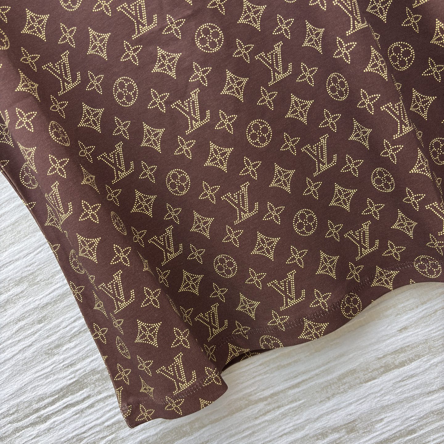 L家 25秋冬新款 卡通邮票老花短袖T恤 定制卡通邮票图案印花暗纹老花纯棉面料 非常清凉一整个舒服住 经