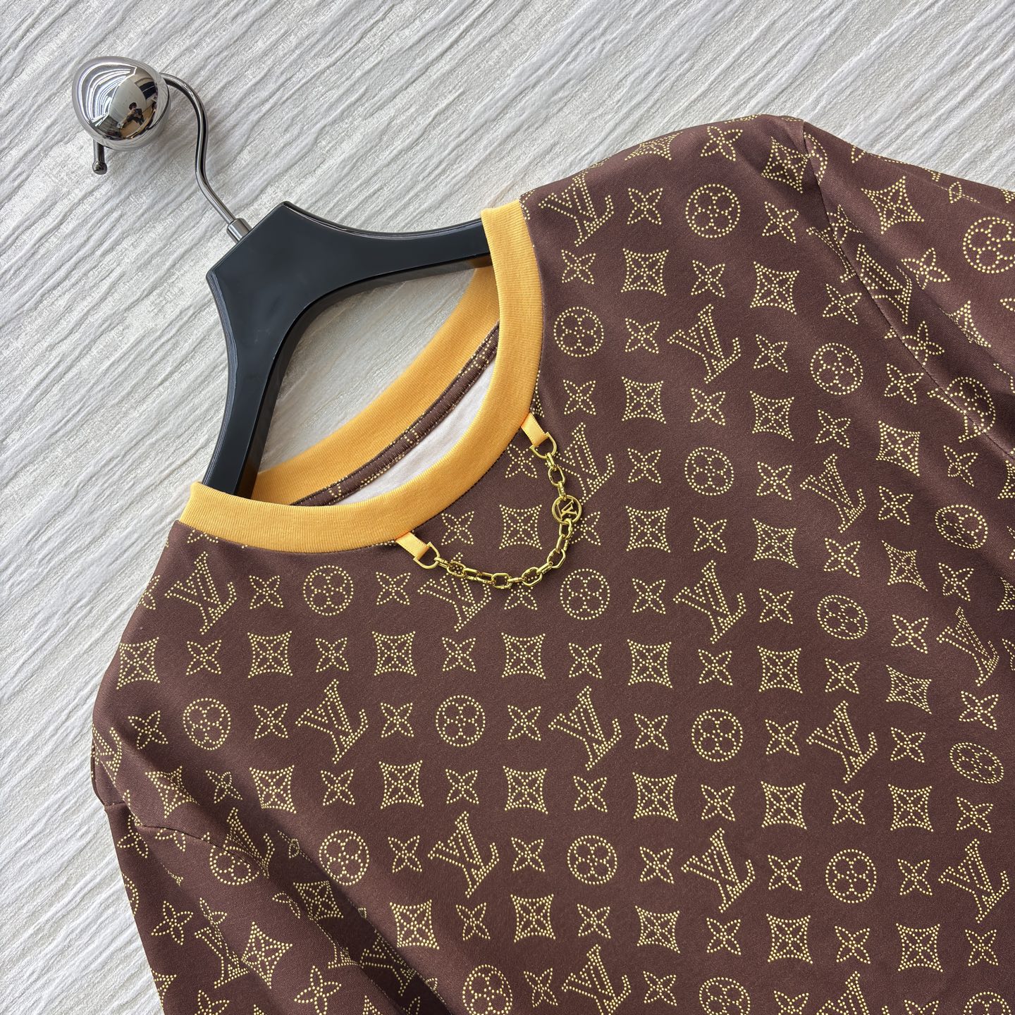 L家 25秋冬新款 卡通邮票老花短袖T恤 定制卡通邮票图案印花暗纹老花纯棉面料 非常清凉一整个舒服住 经