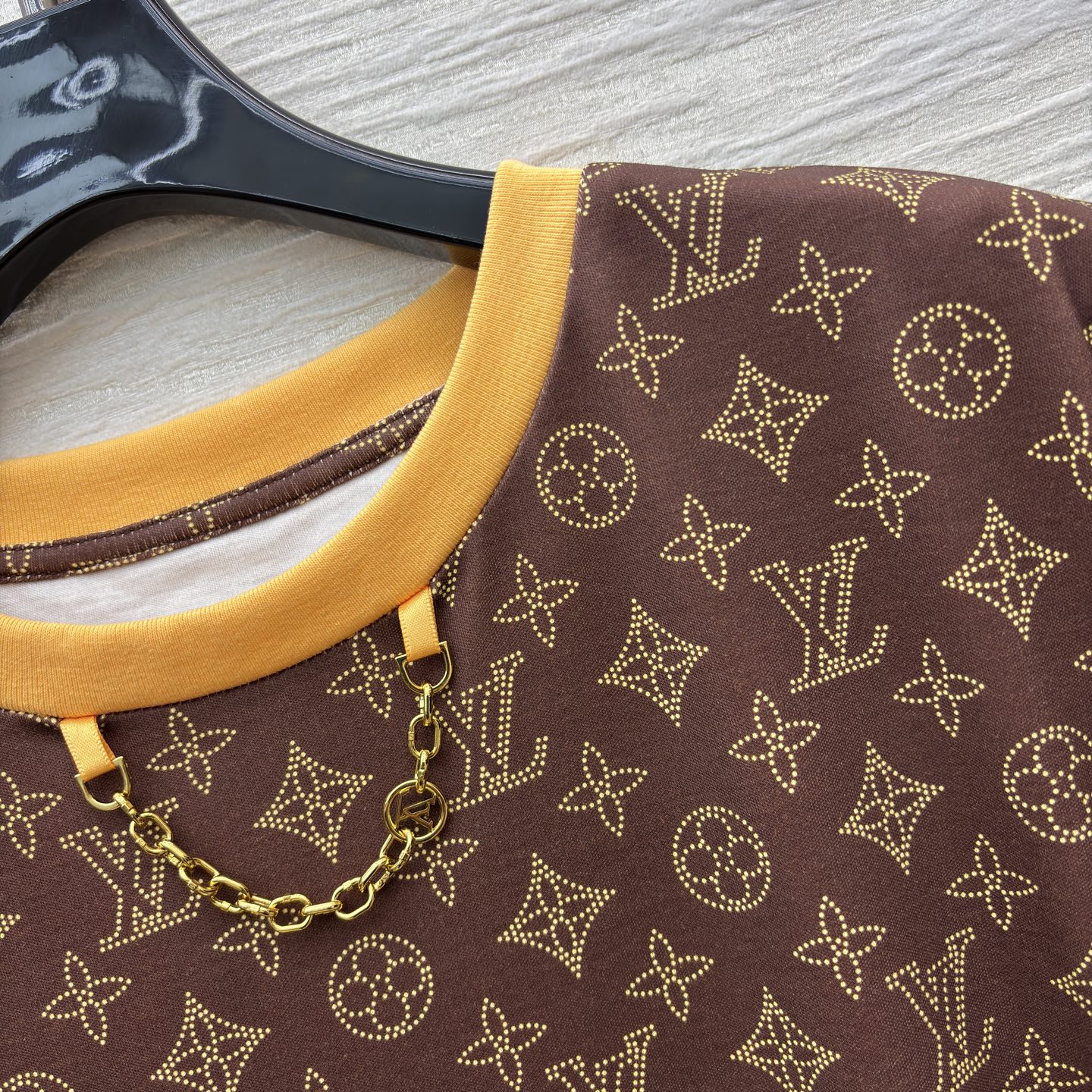 L家 25秋冬新款 卡通邮票老花短袖T恤 定制卡通邮票图案印花暗纹老花纯棉面料 非常清凉一整个舒服住 经