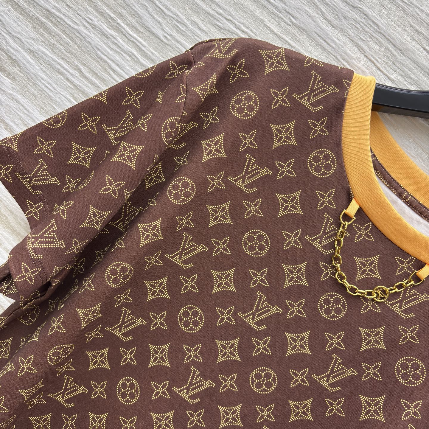 L家 25秋冬新款 卡通邮票老花短袖T恤 定制卡通邮票图案印花暗纹老花纯棉面料 非常清凉一整个舒服住 经