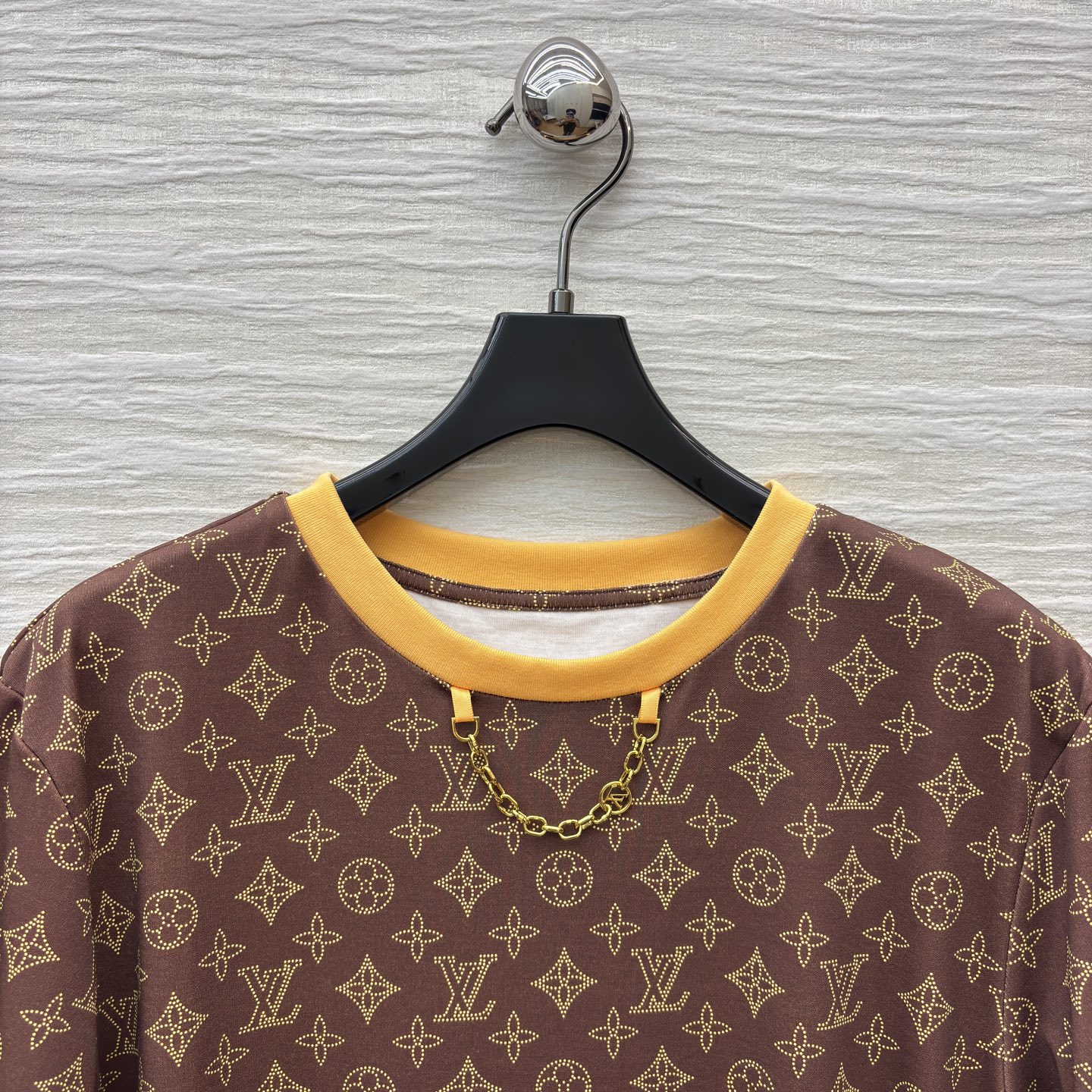 L家 25秋冬新款 卡通邮票老花短袖T恤 定制卡通邮票图案印花暗纹老花纯棉面料 非常清凉一整个舒服住 经