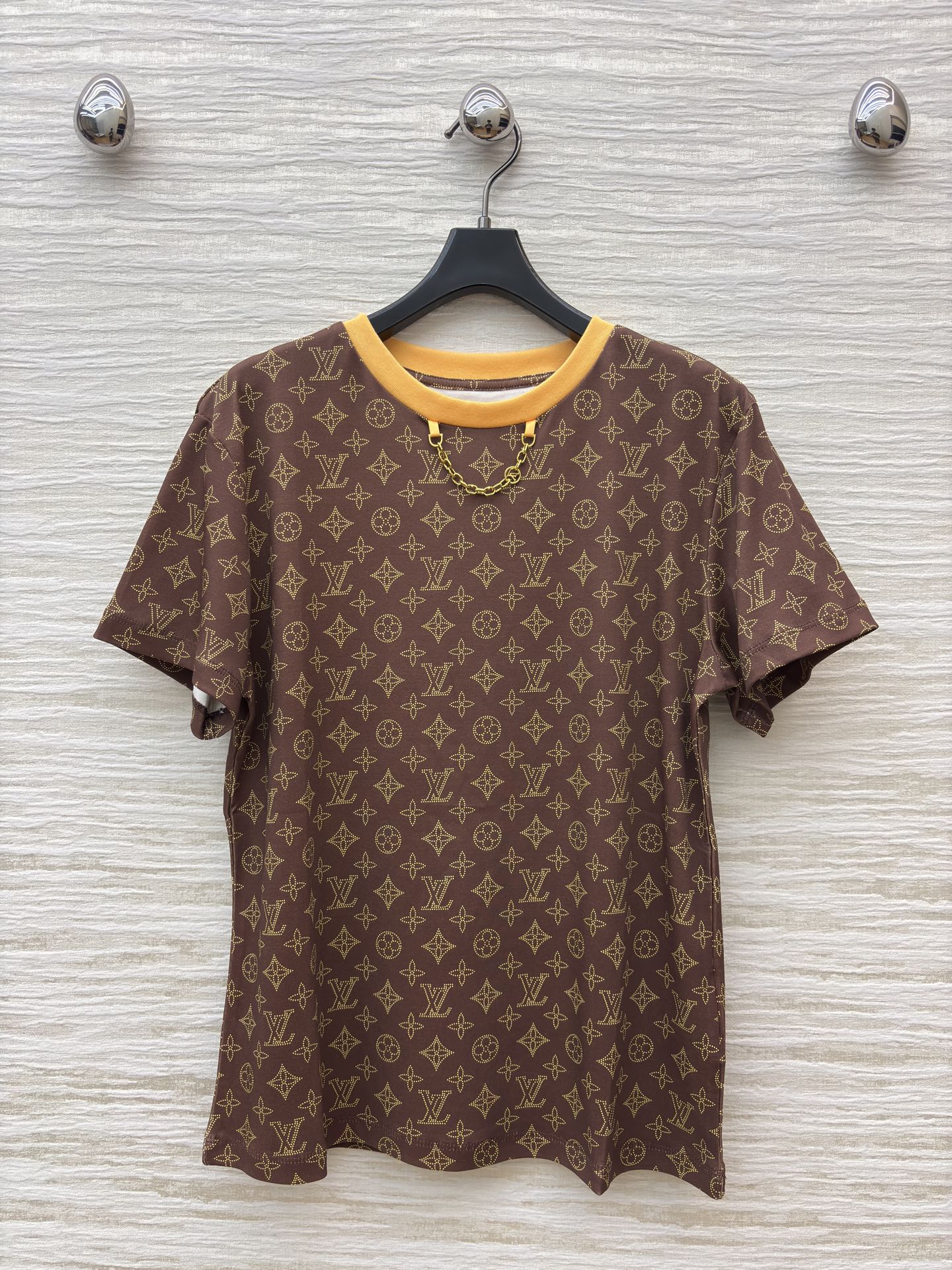 L家 25秋冬新款 卡通邮票老花短袖T恤 定制卡通邮票图案印花暗纹老花纯棉面料 非常清凉一整个舒服住 经