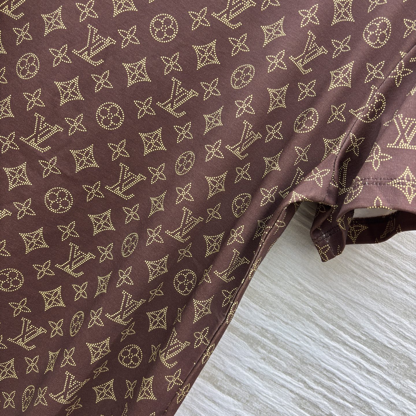 L家 25秋冬新款 卡通邮票老花短袖T恤 定制卡通邮票图案印花暗纹老花纯棉面料 非常清凉一整个舒服住 经