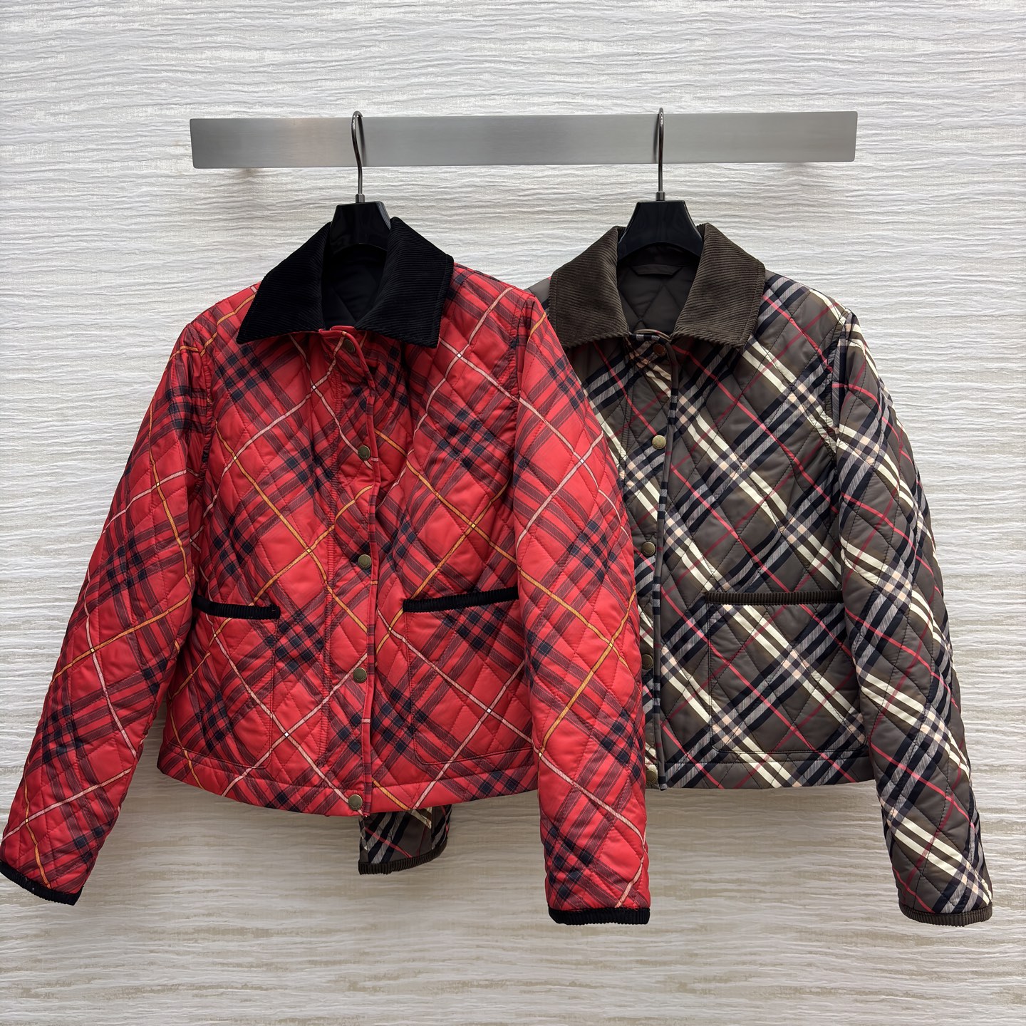 BUR 25秋冬新款 灯芯绒翻领拼接衍缝格纹夹棉外套 短款宽松设计 亮眼装饰灯芯绒衣领 按扣与隐藏式拉链