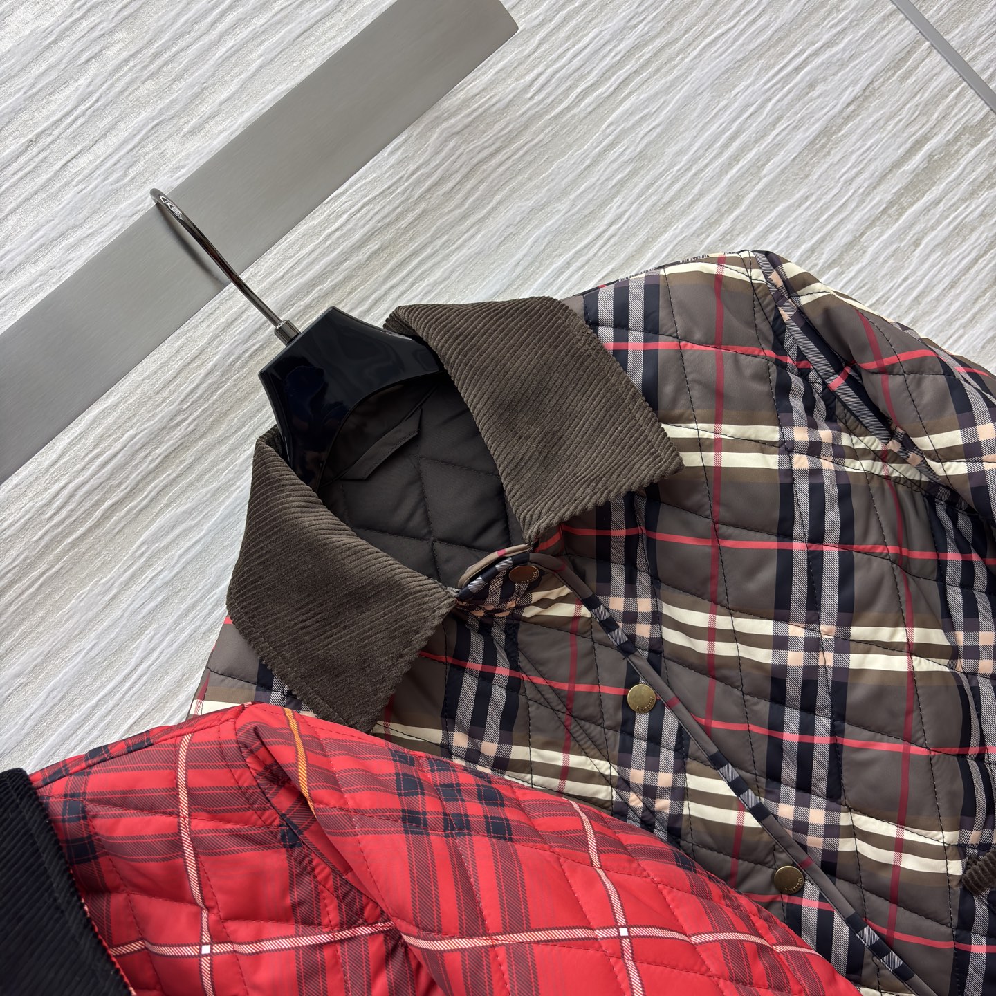 BUR 25秋冬新款 灯芯绒翻领拼接衍缝格纹夹棉外套 短款宽松设计 亮眼装饰灯芯绒衣领 按扣与隐藏式拉链