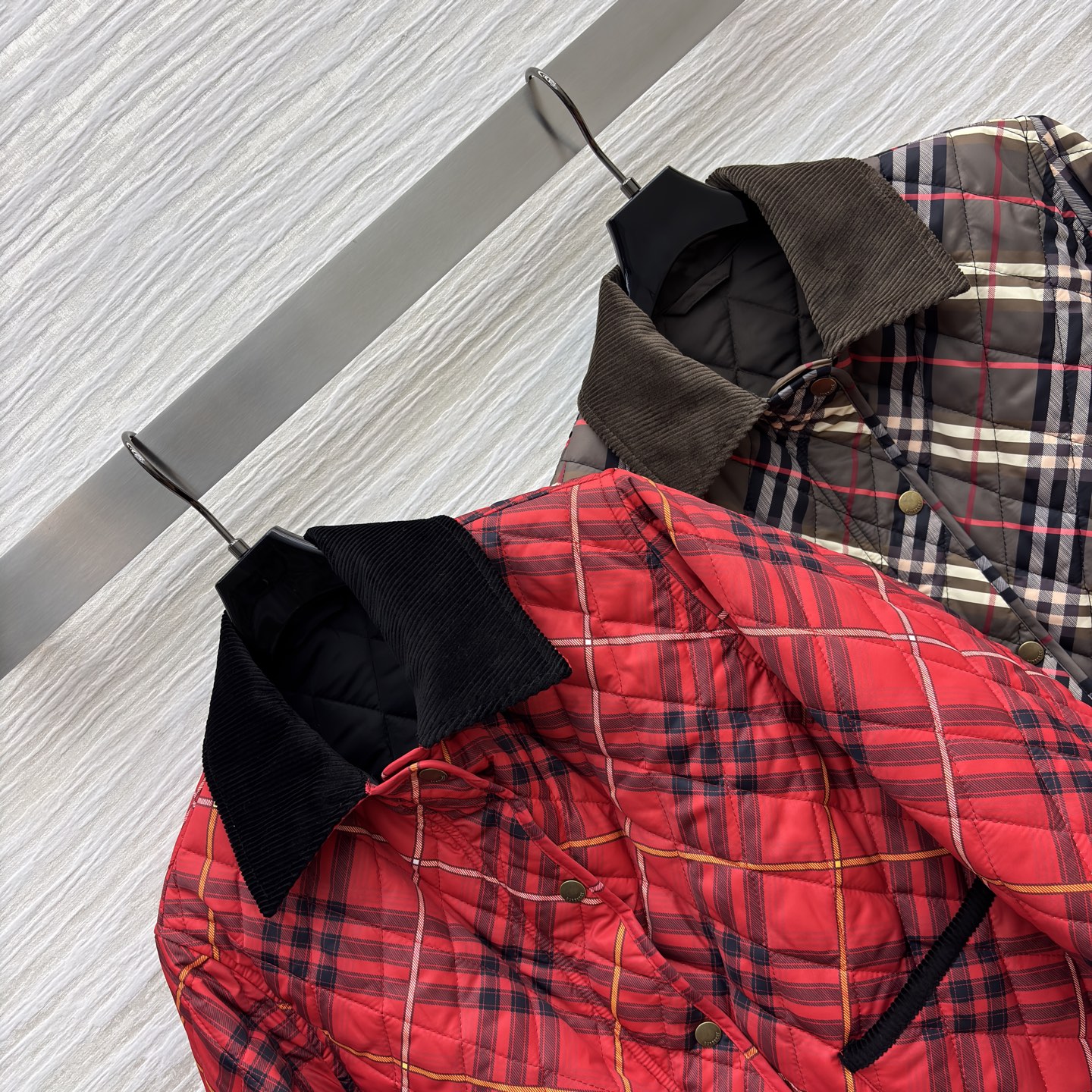 BUR 25秋冬新款 灯芯绒翻领拼接衍缝格纹夹棉外套 短款宽松设计 亮眼装饰灯芯绒衣领 按扣与隐藏式拉链