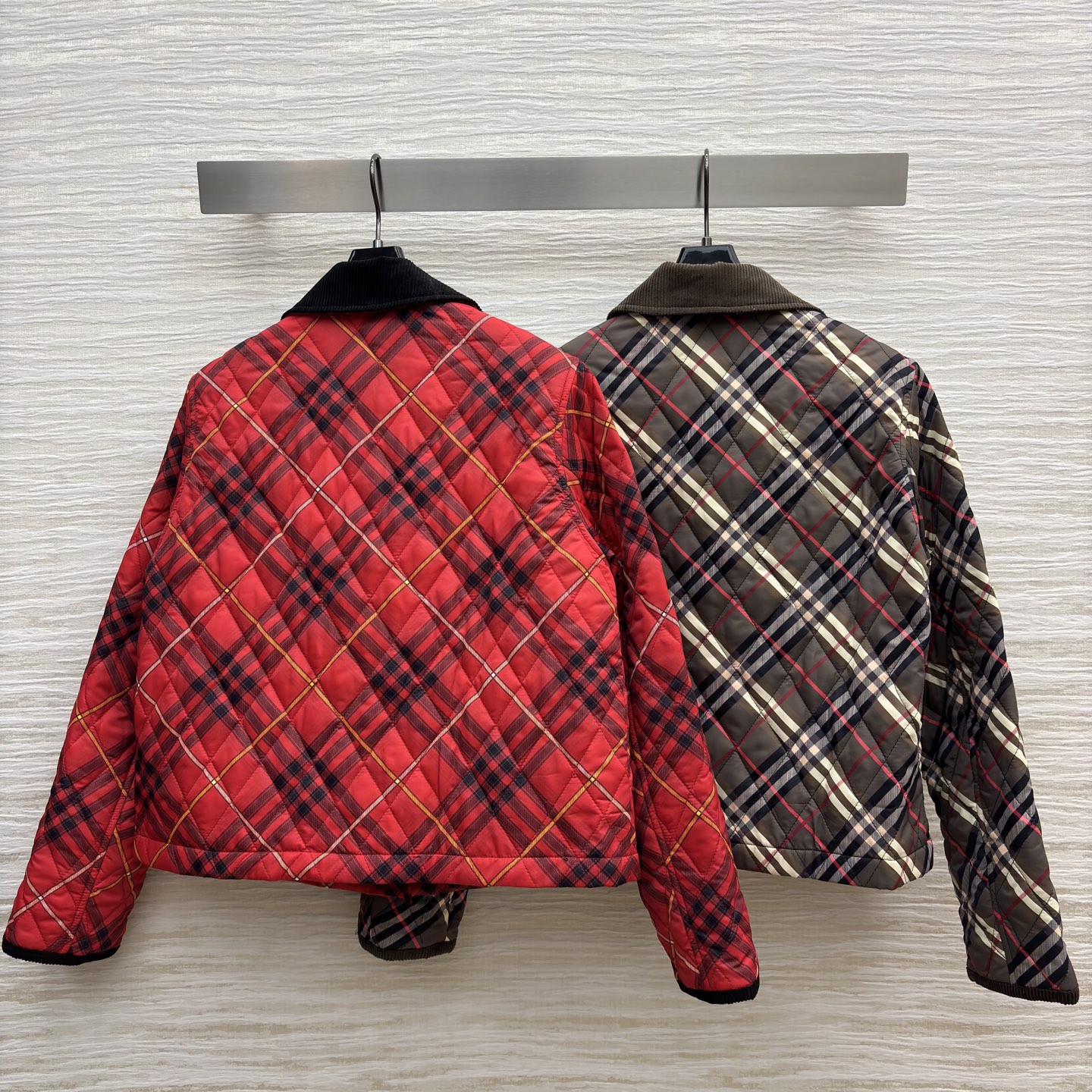 BUR 25秋冬新款 灯芯绒翻领拼接衍缝格纹夹棉外套 短款宽松设计 亮眼装饰灯芯绒衣领 按扣与隐藏式拉链