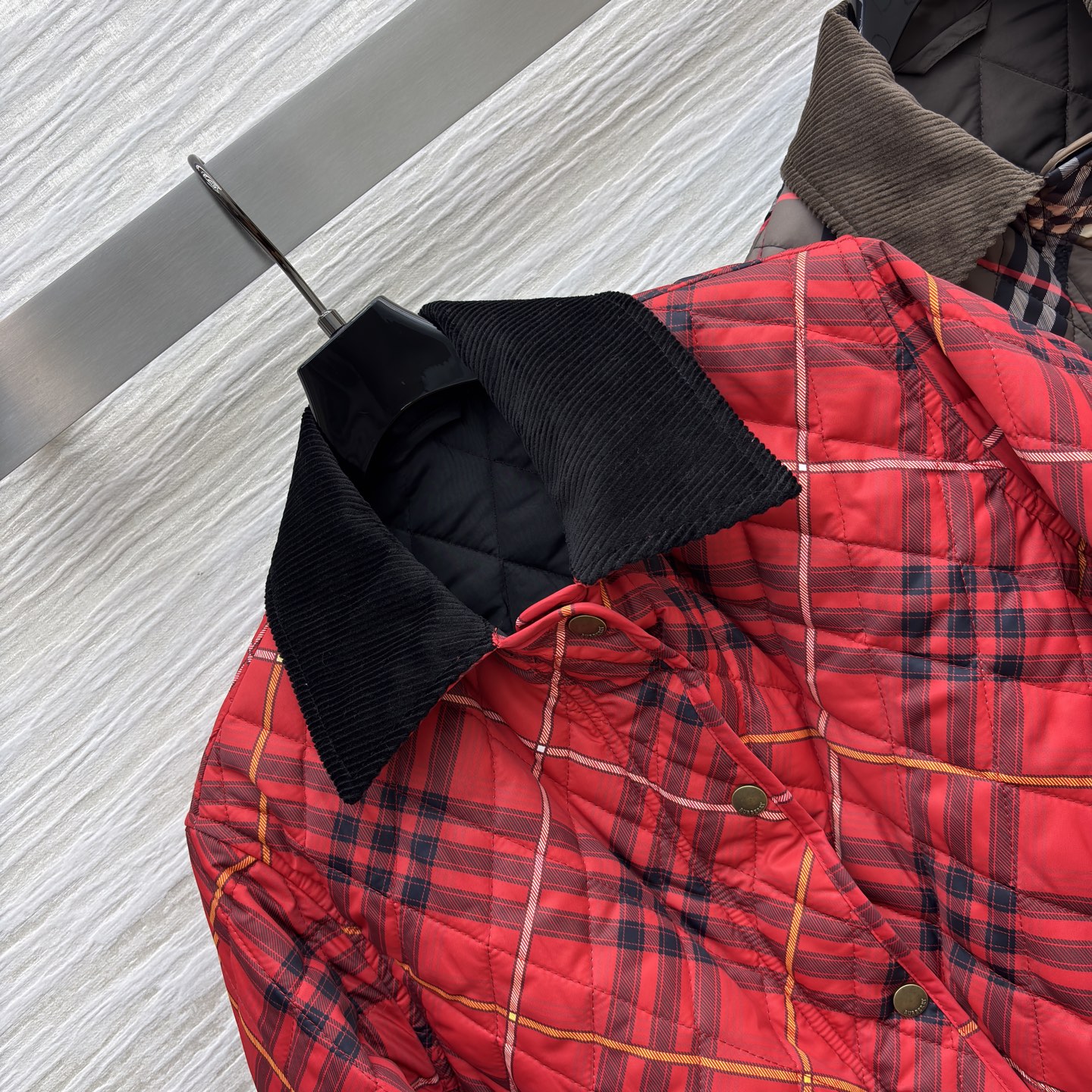 BUR 25秋冬新款 灯芯绒翻领拼接衍缝格纹夹棉外套 短款宽松设计 亮眼装饰灯芯绒衣领 按扣与隐藏式拉链