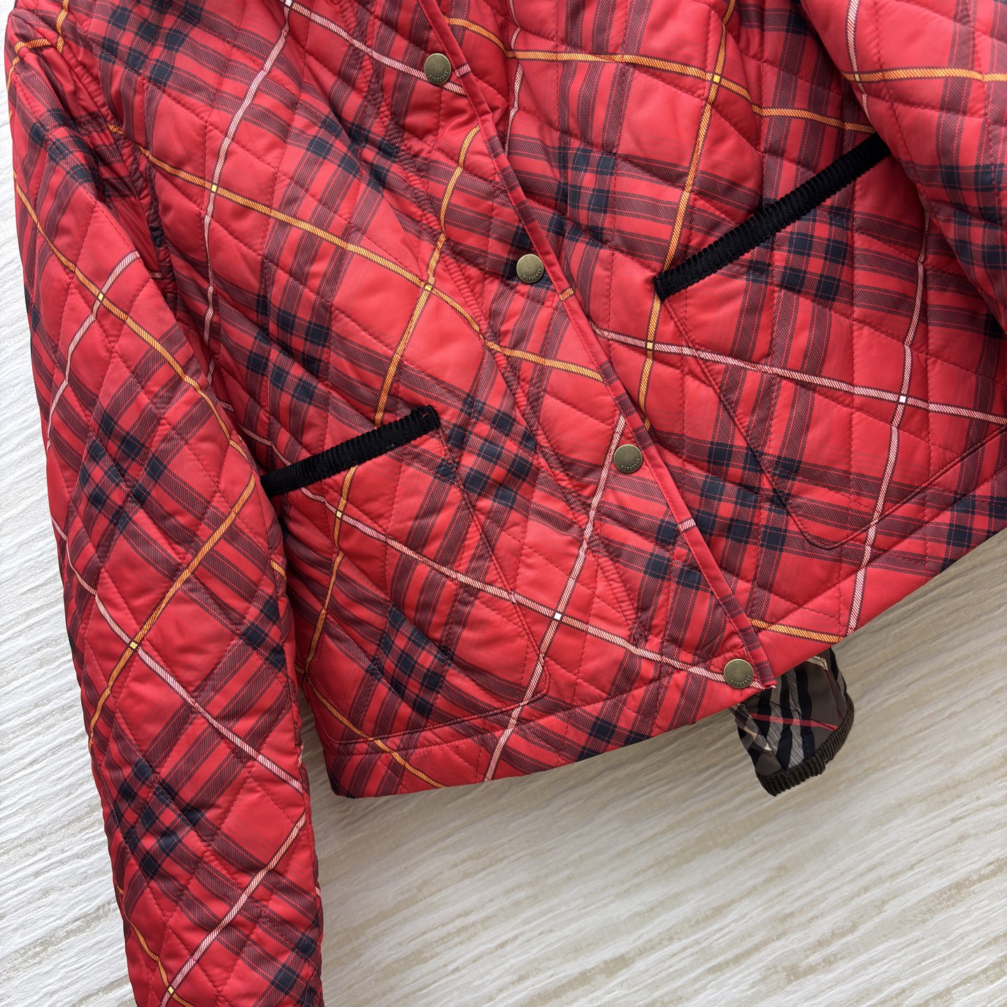 BUR 25秋冬新款 灯芯绒翻领拼接衍缝格纹夹棉外套 短款宽松设计 亮眼装饰灯芯绒衣领 按扣与隐藏式拉链