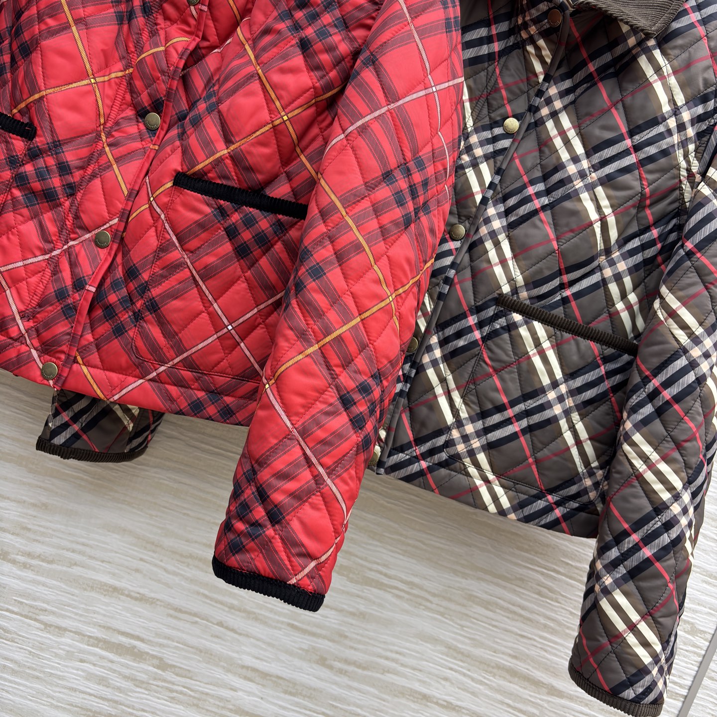 BUR 25秋冬新款 灯芯绒翻领拼接衍缝格纹夹棉外套 短款宽松设计 亮眼装饰灯芯绒衣领 按扣与隐藏式拉链