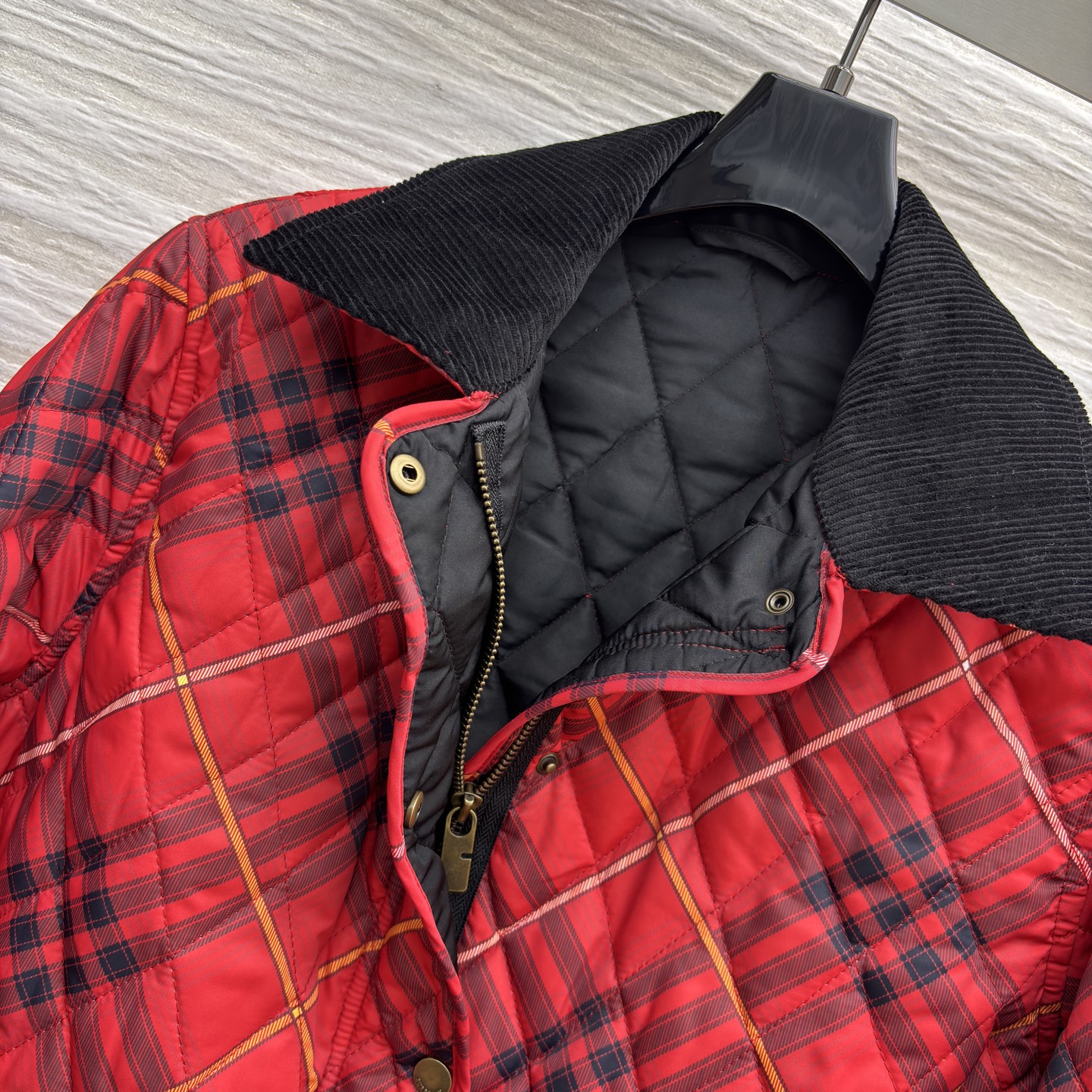 BUR 25秋冬新款 灯芯绒翻领拼接衍缝格纹夹棉外套 短款宽松设计 亮眼装饰灯芯绒衣领 按扣与隐藏式拉链