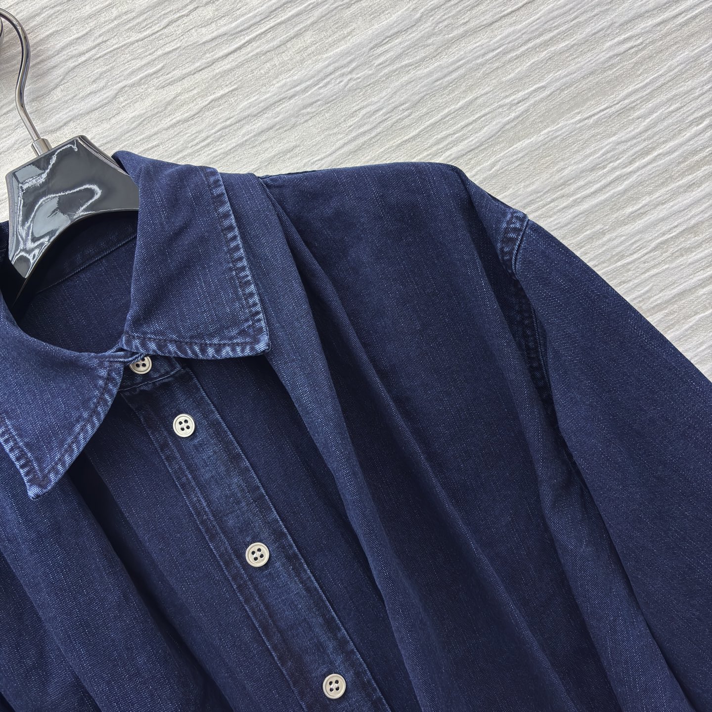 LW家 25秋冬新款 复古牛仔褶皱衬衫外套 复古牛仔洗水面料 质感超赞 H宽松版型上身巨显瘦提高腰线 完