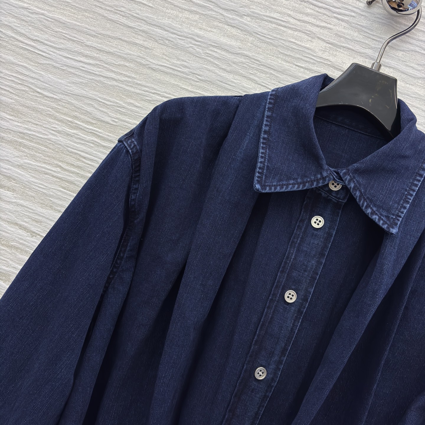 LW家 25秋冬新款 复古牛仔褶皱衬衫外套 复古牛仔洗水面料 质感超赞 H宽松版型上身巨显瘦提高腰线 完