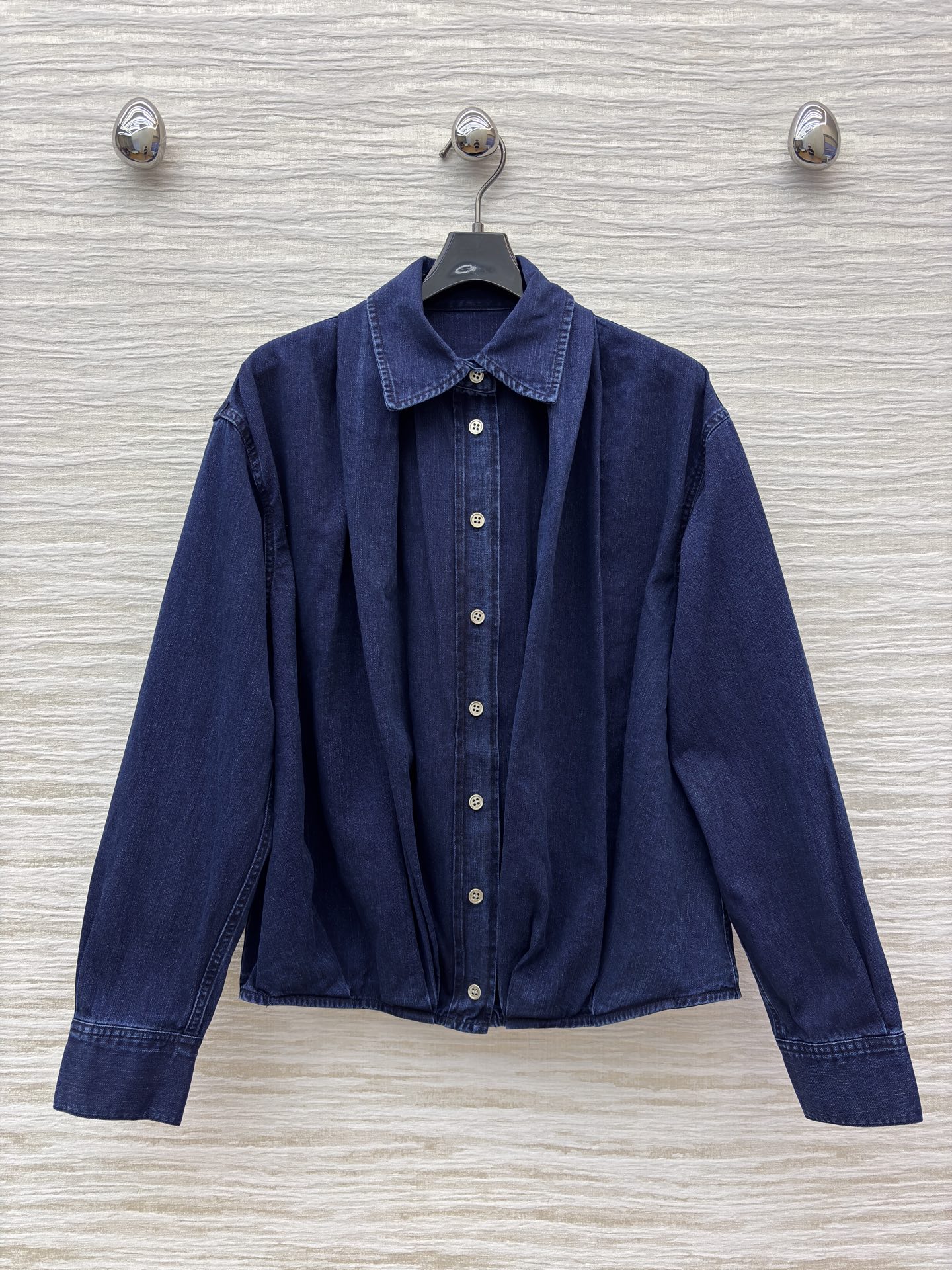 LW家 25秋冬新款 复古牛仔褶皱衬衫外套 复古牛仔洗水面料 质感超赞 H宽松版型上身巨显瘦提高腰线 完