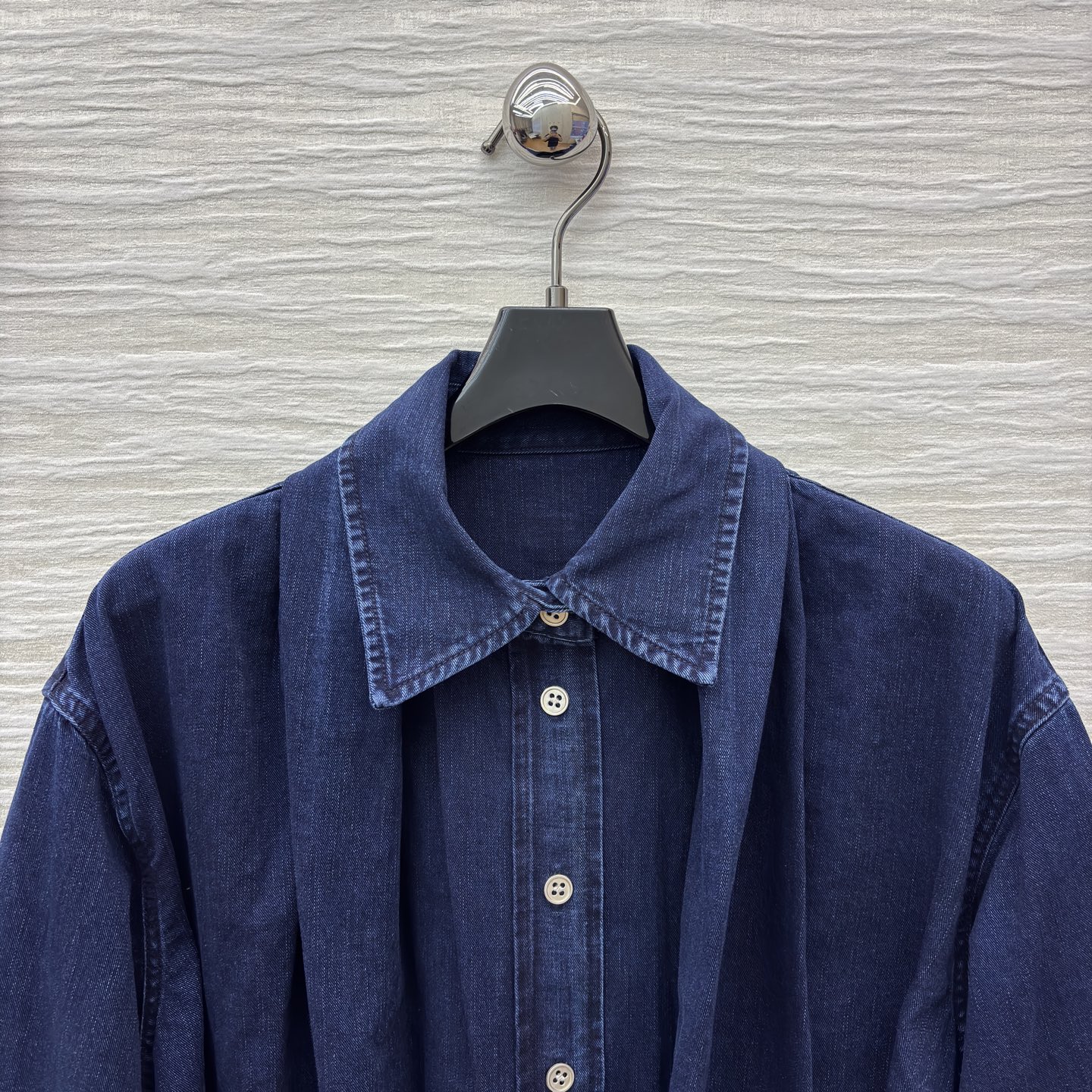 LW家 25秋冬新款 复古牛仔褶皱衬衫外套 复古牛仔洗水面料 质感超赞 H宽松版型上身巨显瘦提高腰线 完