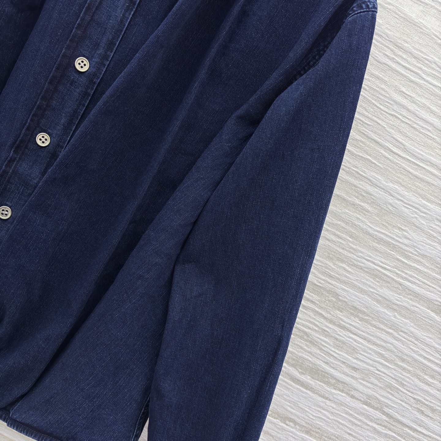 LW家 25秋冬新款 复古牛仔褶皱衬衫外套 复古牛仔洗水面料 质感超赞 H宽松版型上身巨显瘦提高腰线 完