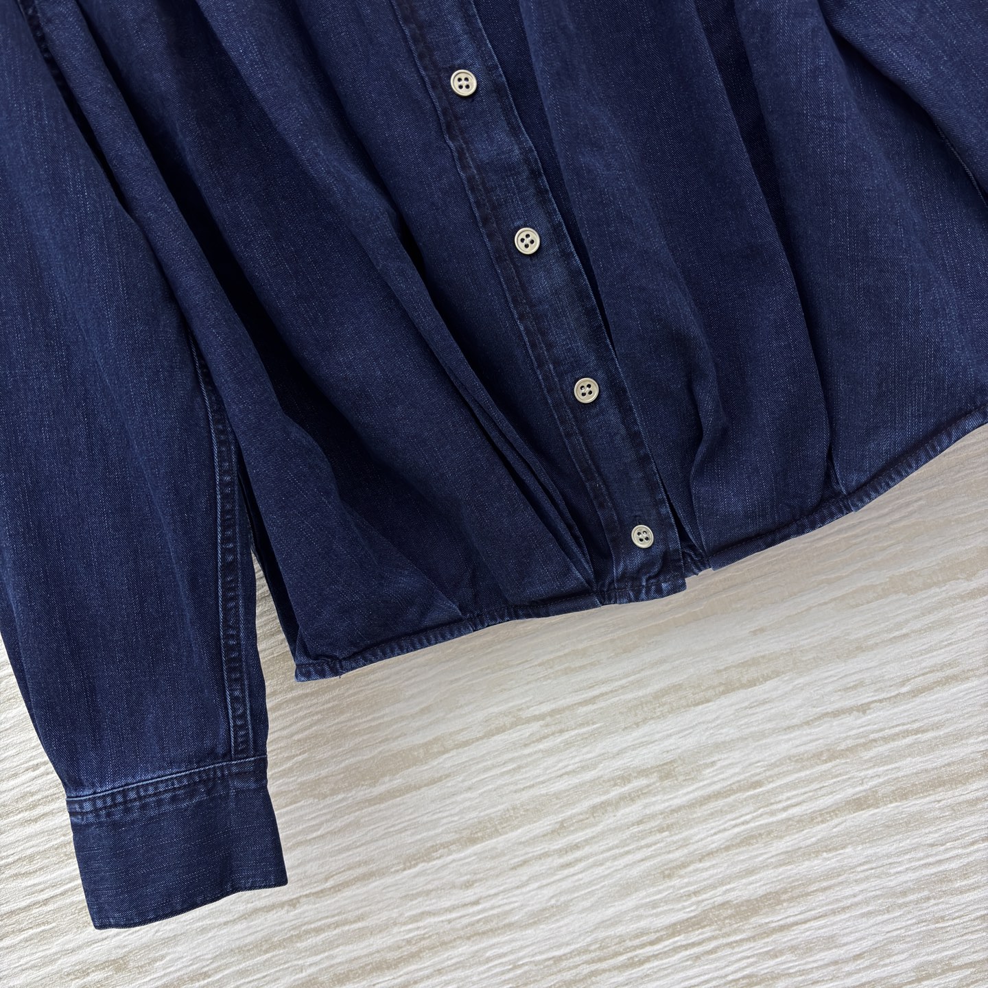 LW家 25秋冬新款 复古牛仔褶皱衬衫外套 复古牛仔洗水面料 质感超赞 H宽松版型上身巨显瘦提高腰线 完