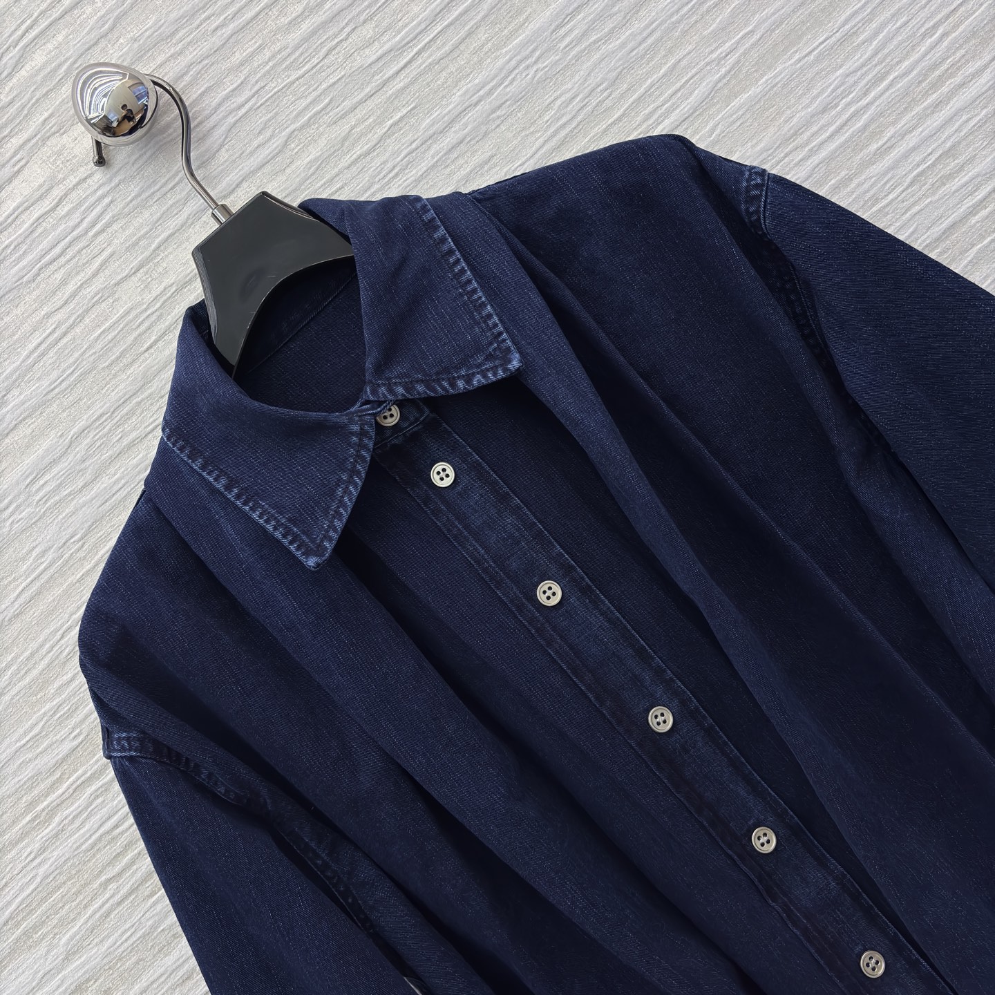 LW家 25秋冬新款 复古牛仔褶皱衬衫外套 复古牛仔洗水面料 质感超赞 H宽松版型上身巨显瘦提高腰线 完