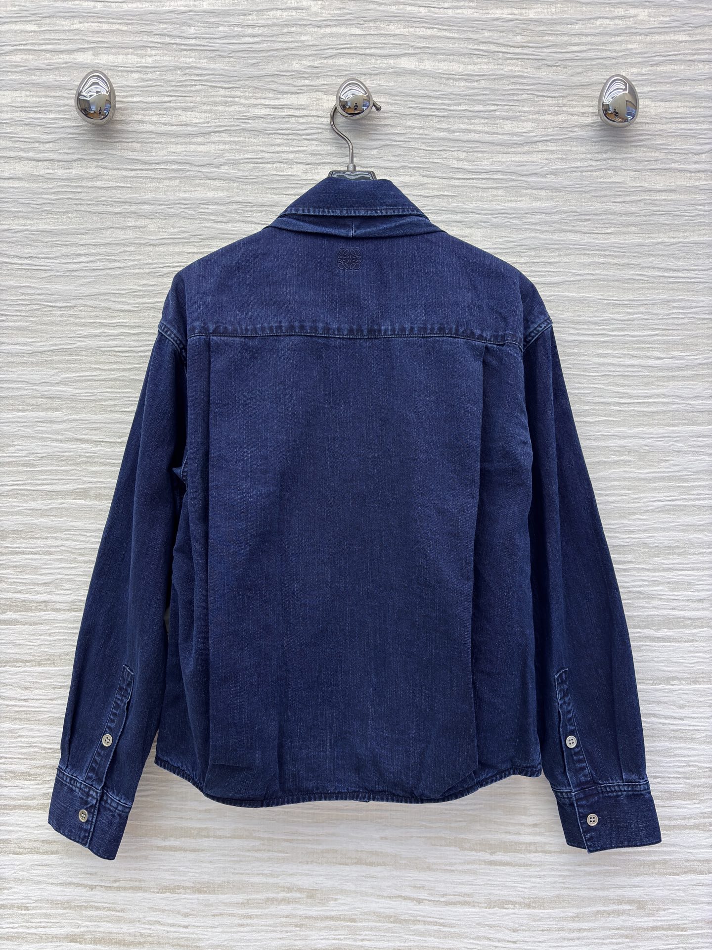 LW家 25秋冬新款 复古牛仔褶皱衬衫外套 复古牛仔洗水面料 质感超赞 H宽松版型上身巨显瘦提高腰线 完