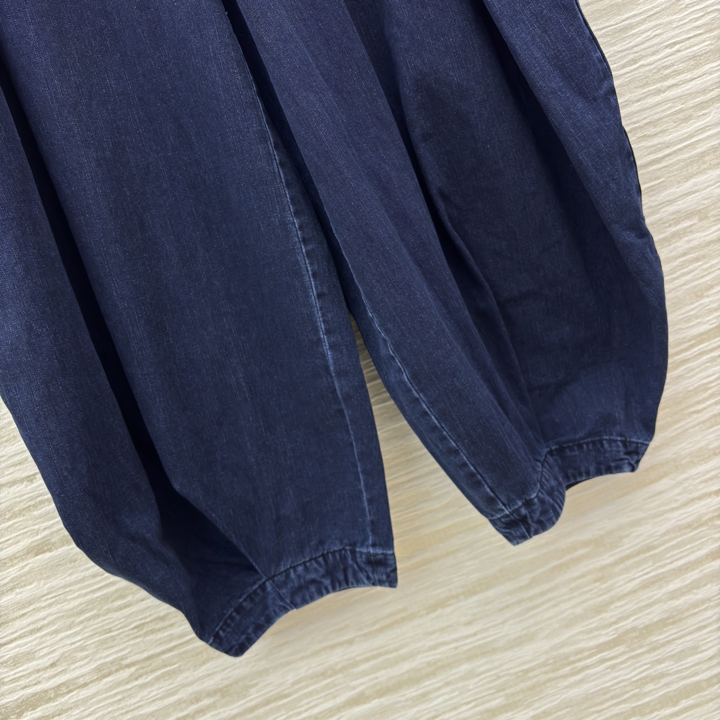 LW家 25秋冬新款 复古牛仔弯刀阔腿裤 复古牛仔洗水面料 质感超赞 显瘦神器阔腿弯刀裤型上身超好看 怀