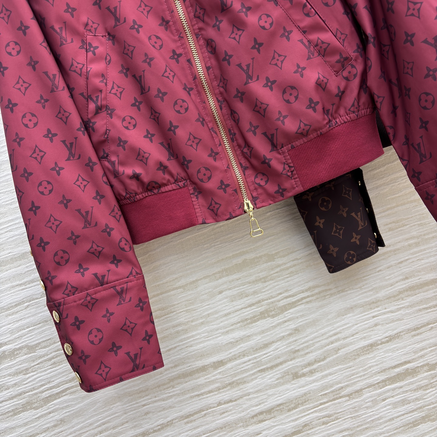 L家 25秋冬新款 老花印花棒球服夹克外套 两个颜色都很好看 罗纹领拼接 棒球服夹克版型 上身帅气又时髦