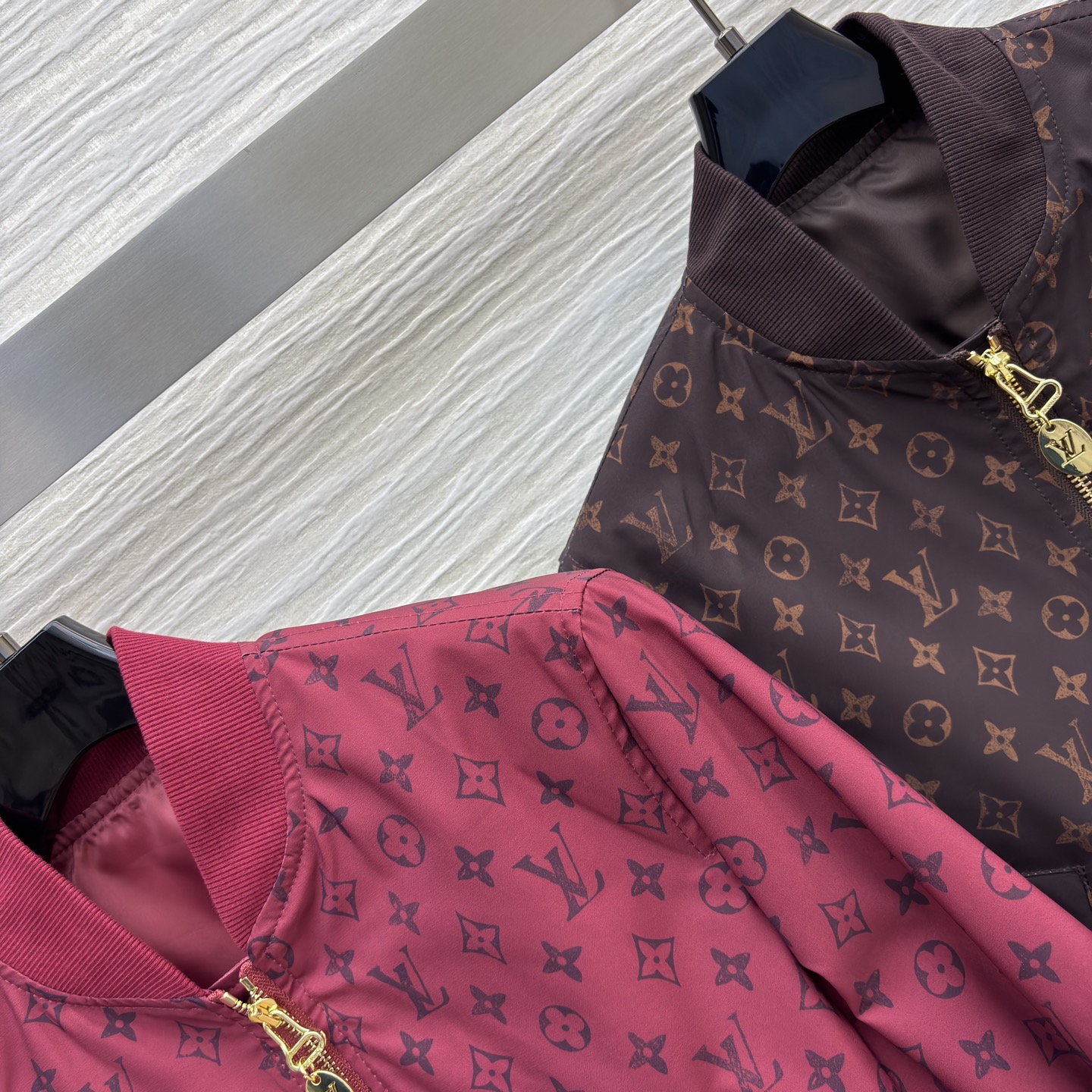 L家 25秋冬新款 老花印花棒球服夹克外套 两个颜色都很好看 罗纹领拼接 棒球服夹克版型 上身帅气又时髦