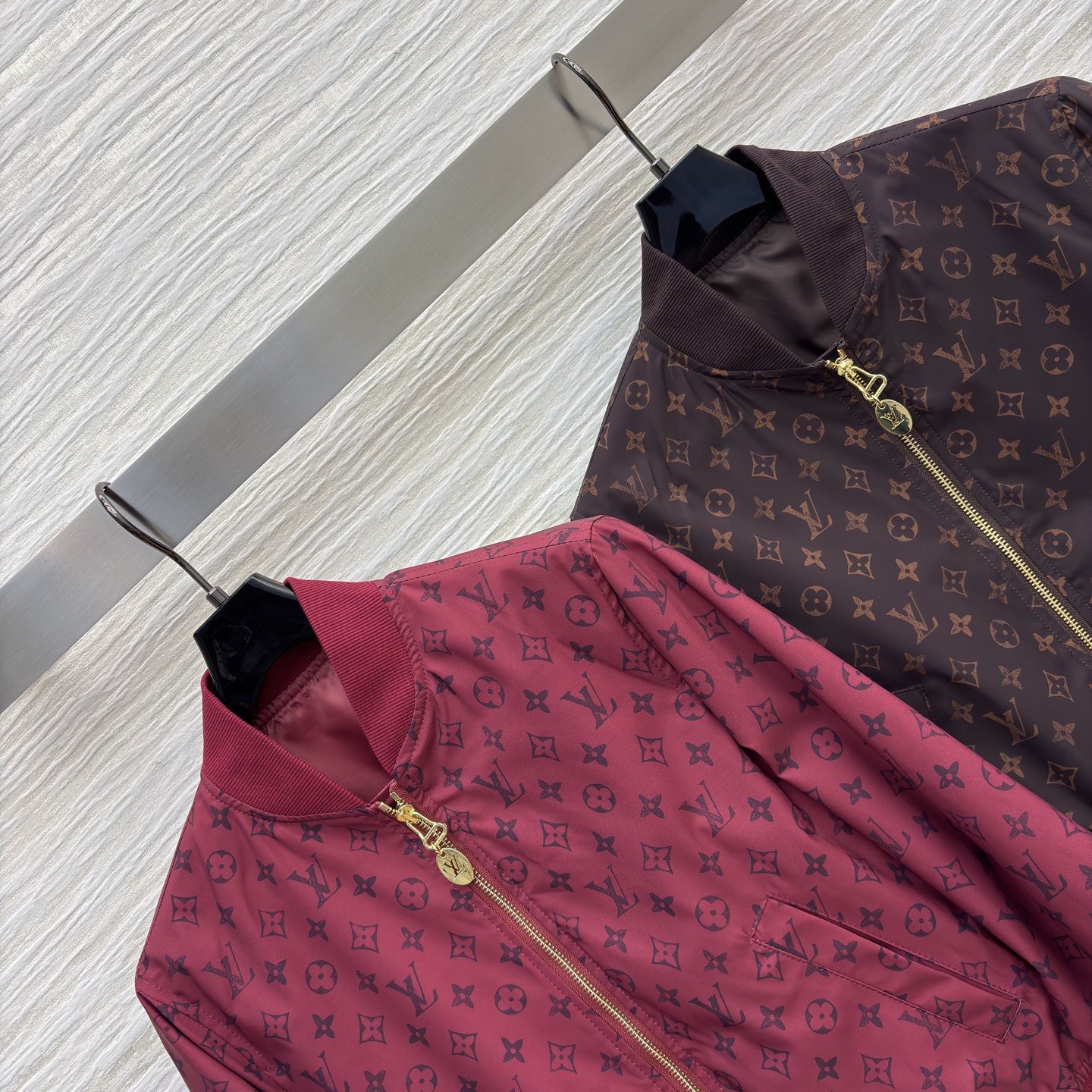 L家 25秋冬新款 老花印花棒球服夹克外套 两个颜色都很好看 罗纹领拼接 棒球服夹克版型 上身帅气又时髦