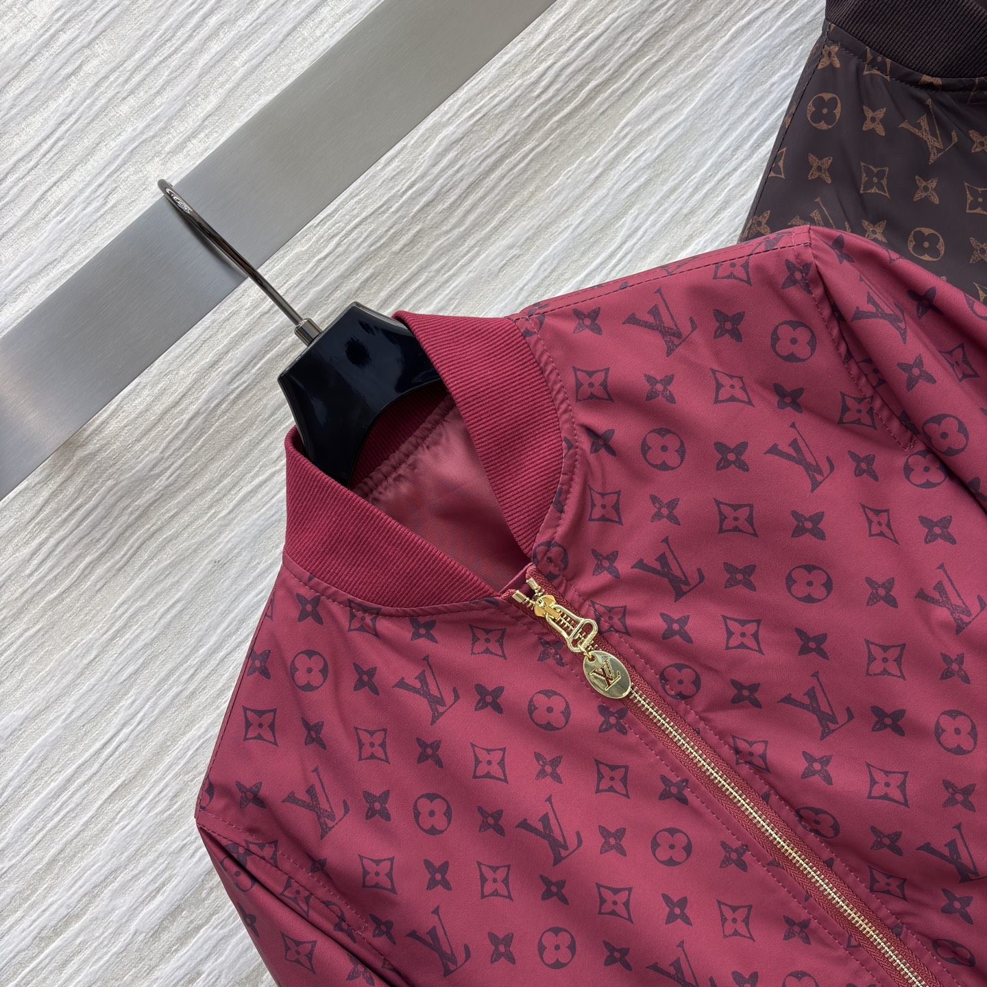 L家 25秋冬新款 老花印花棒球服夹克外套 两个颜色都很好看 罗纹领拼接 棒球服夹克版型 上身帅气又时髦